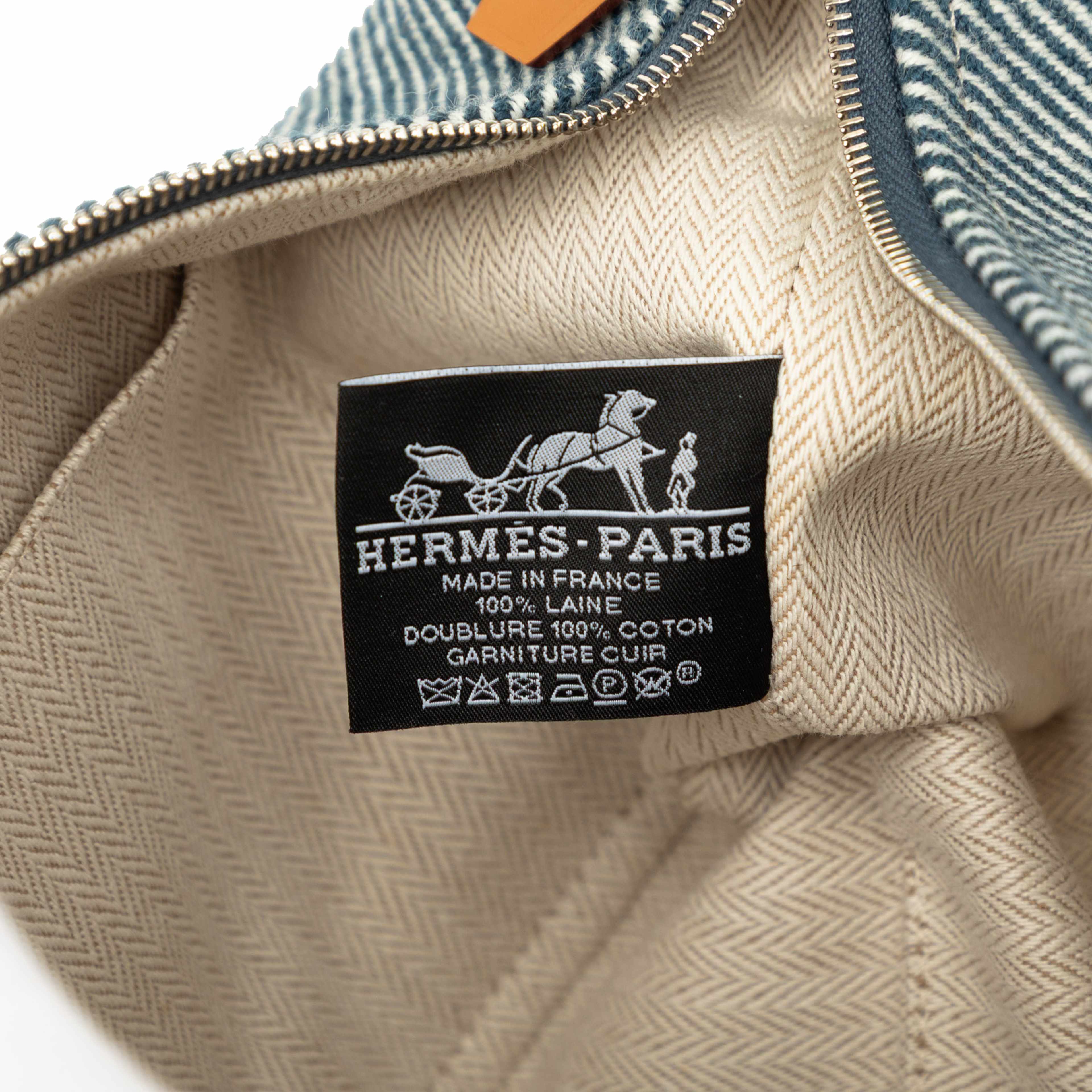Hermès Small Wool Bride A Brac H Natte Case, från Luxclusif, i färgen blå. Klicka för att öppna bilden i stort format