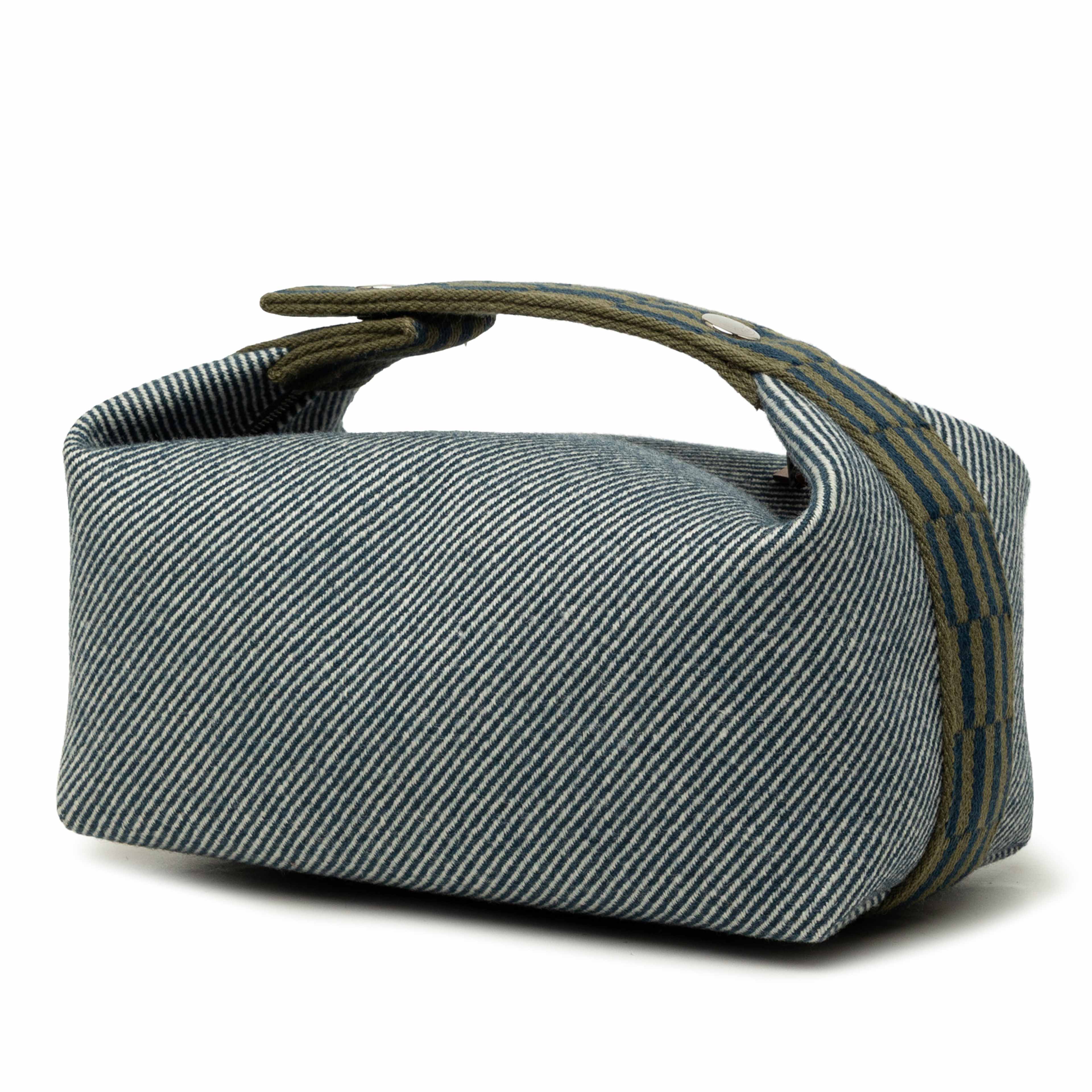 Hermès Small Wool Bride A Brac H Natte Case, från Luxclusif, i färgen blå. Klicka för att öppna bilden i stort format