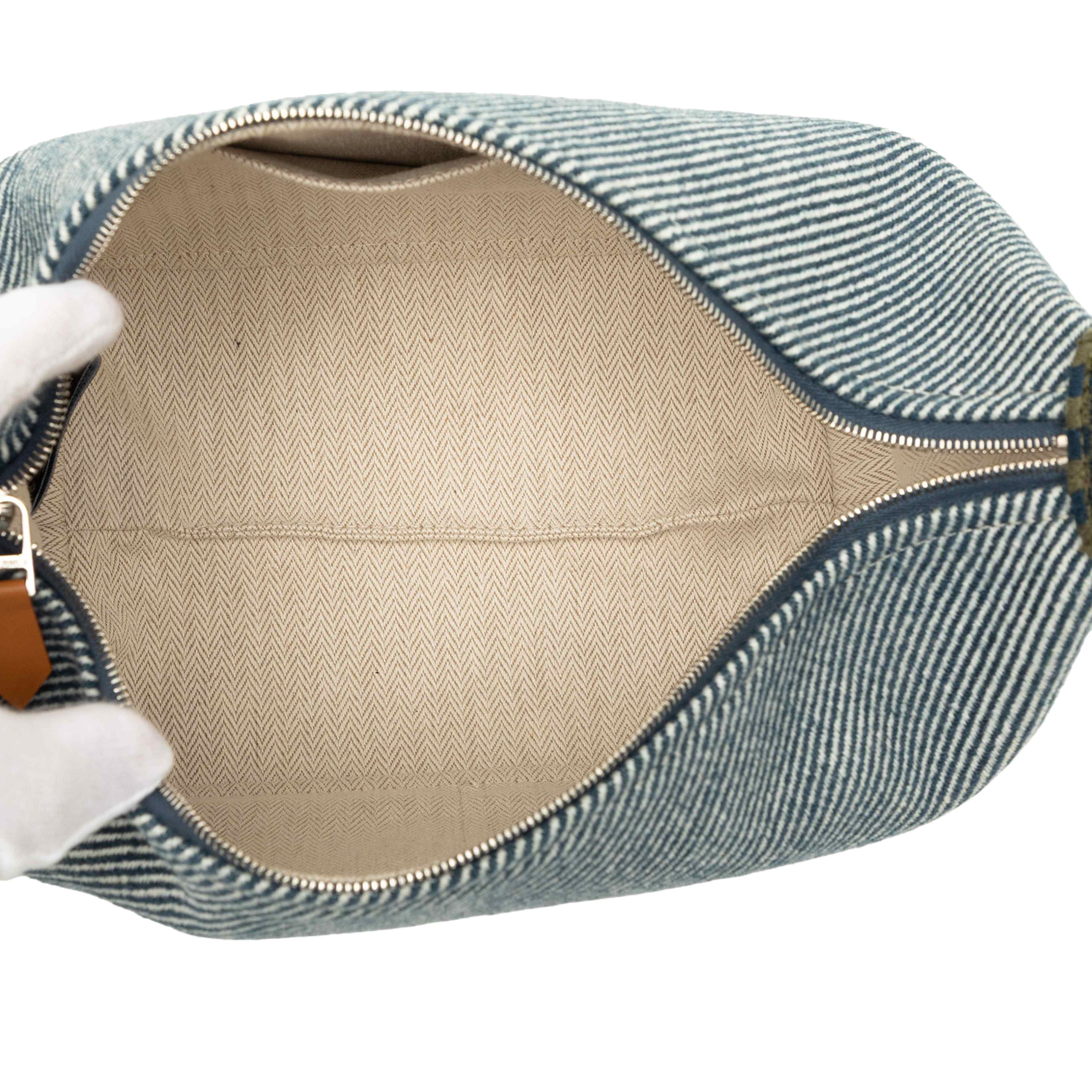 Hermès Small Wool Bride A Brac H Natte Case, från Luxclusif, i färgen blå. Klicka för att öppna bilden i stort format