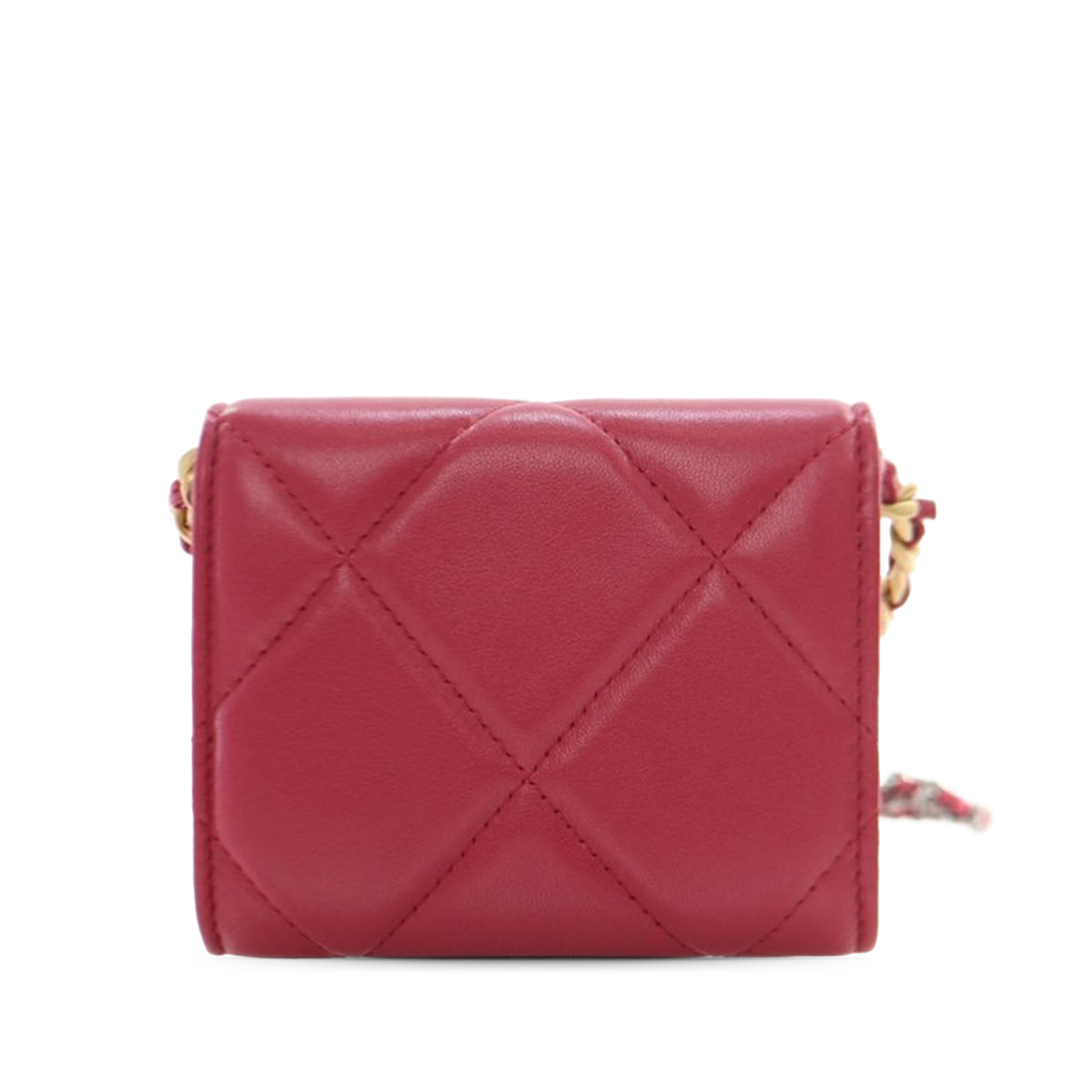 Chanel Quilted Lambskin Chanel 19 Card Holder On Chain, från Luxclusif, i färgen red. Klicka för att öppna bilden i stort format