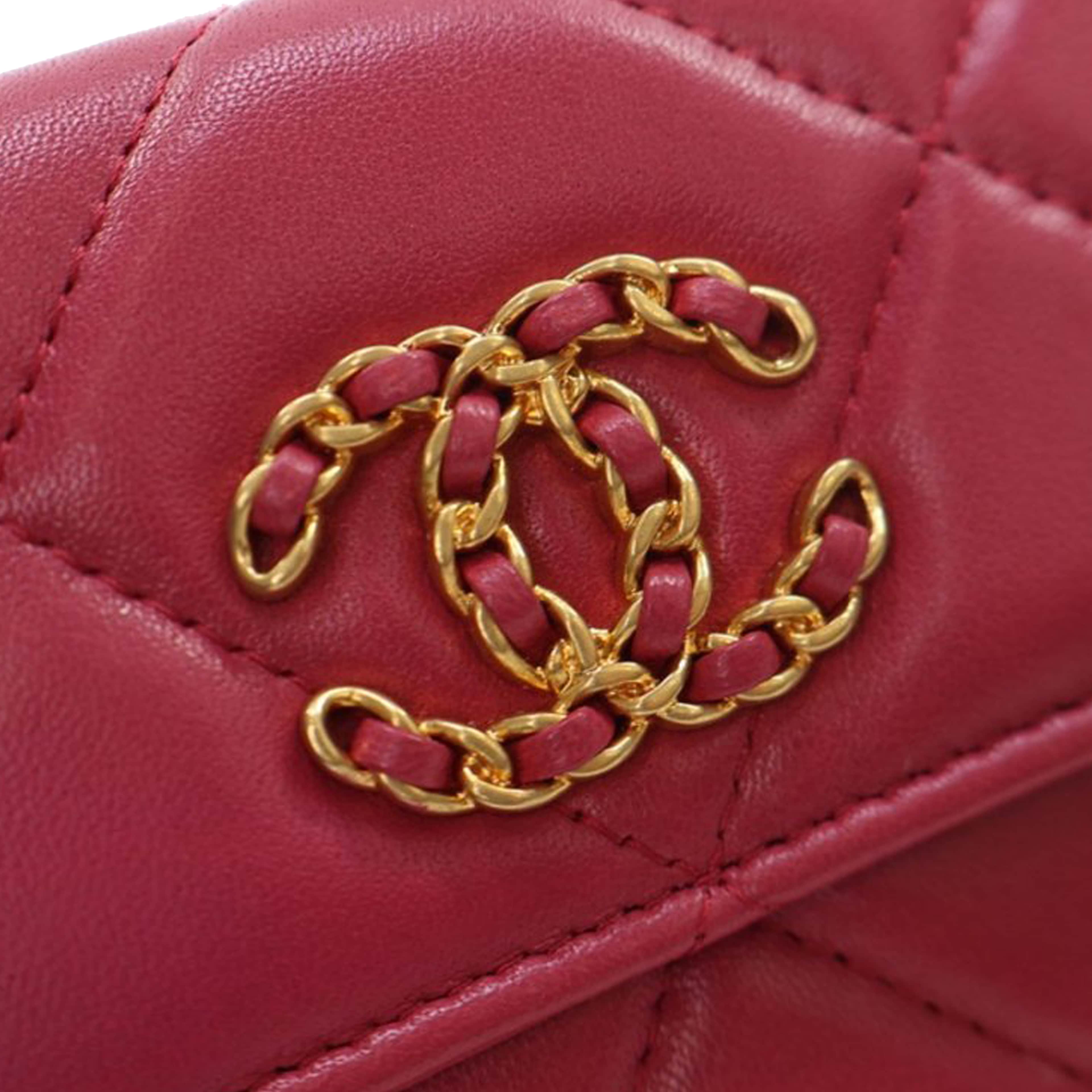 Chanel Quilted Lambskin Chanel 19 Card Holder On Chain, från Luxclusif, i färgen red. Klicka för att öppna bilden i stort format