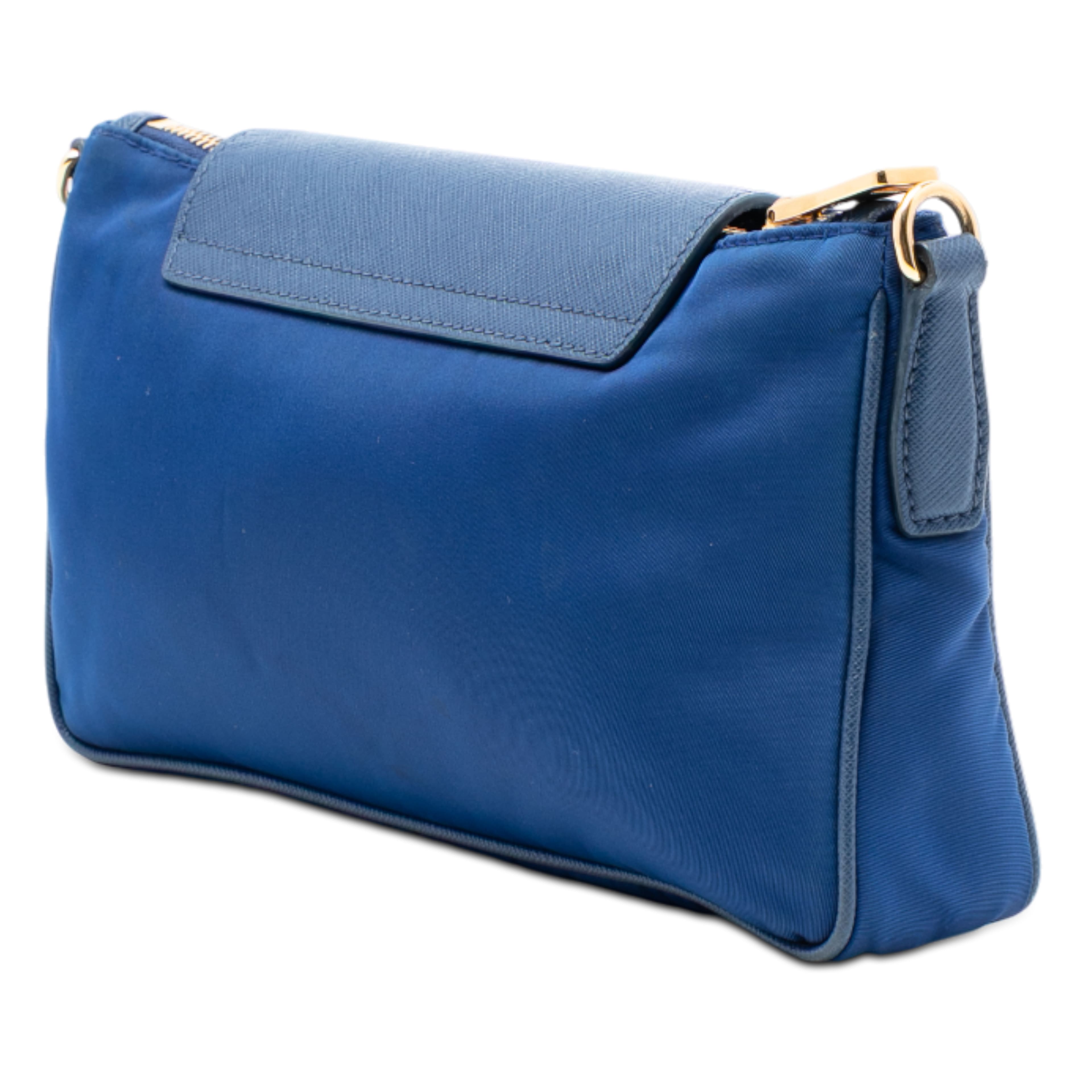 Prada Saffiano Trimmed Tessuto Chain Crossbody, från Luxclusif, i färgen blå. Klicka för att öppna bilden i stort format