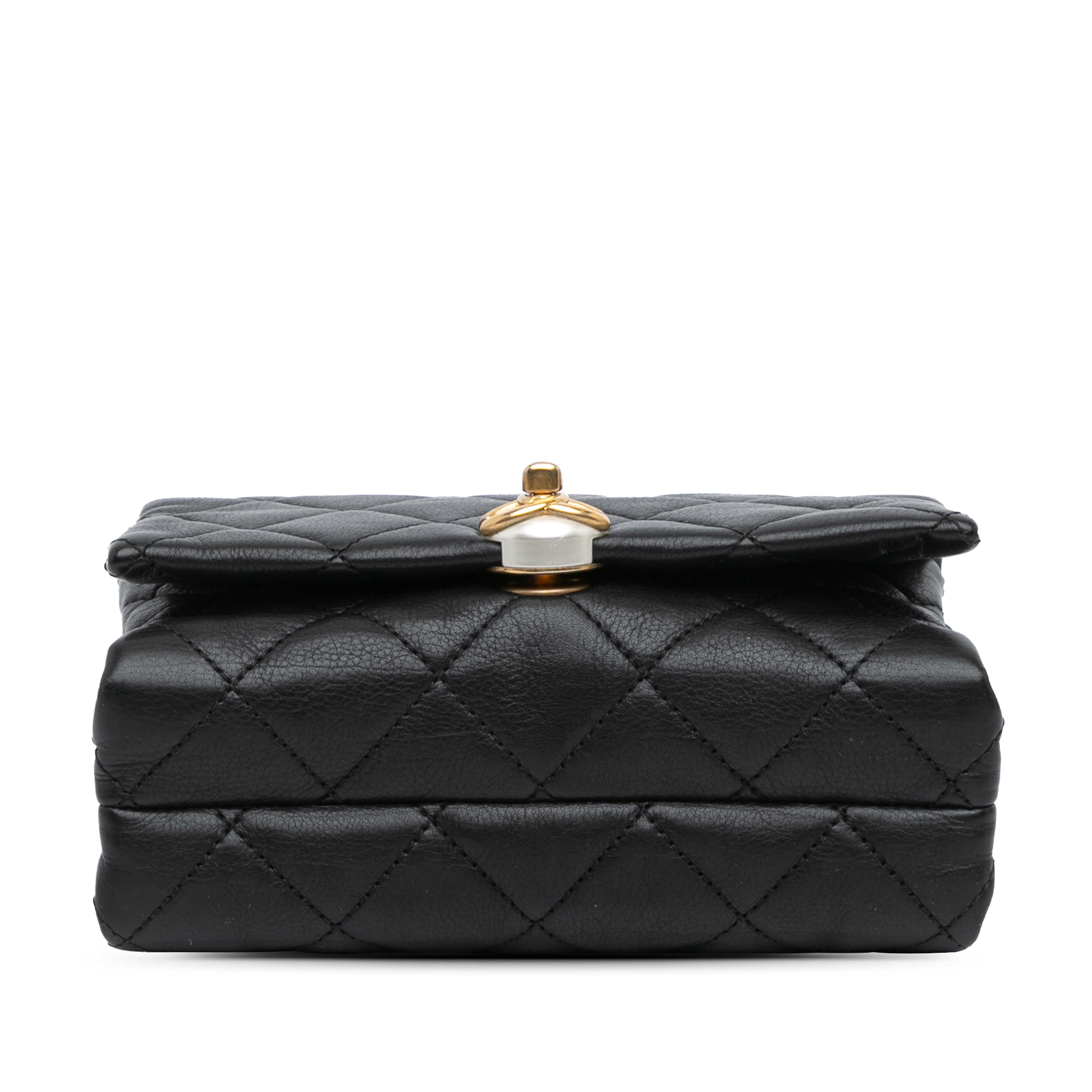 Chanel Mini Quilted Calfskin Pearl Cc Accordion Flap, från Luxclusif, i färgen black. Klicka för att öppna bilden i stort format