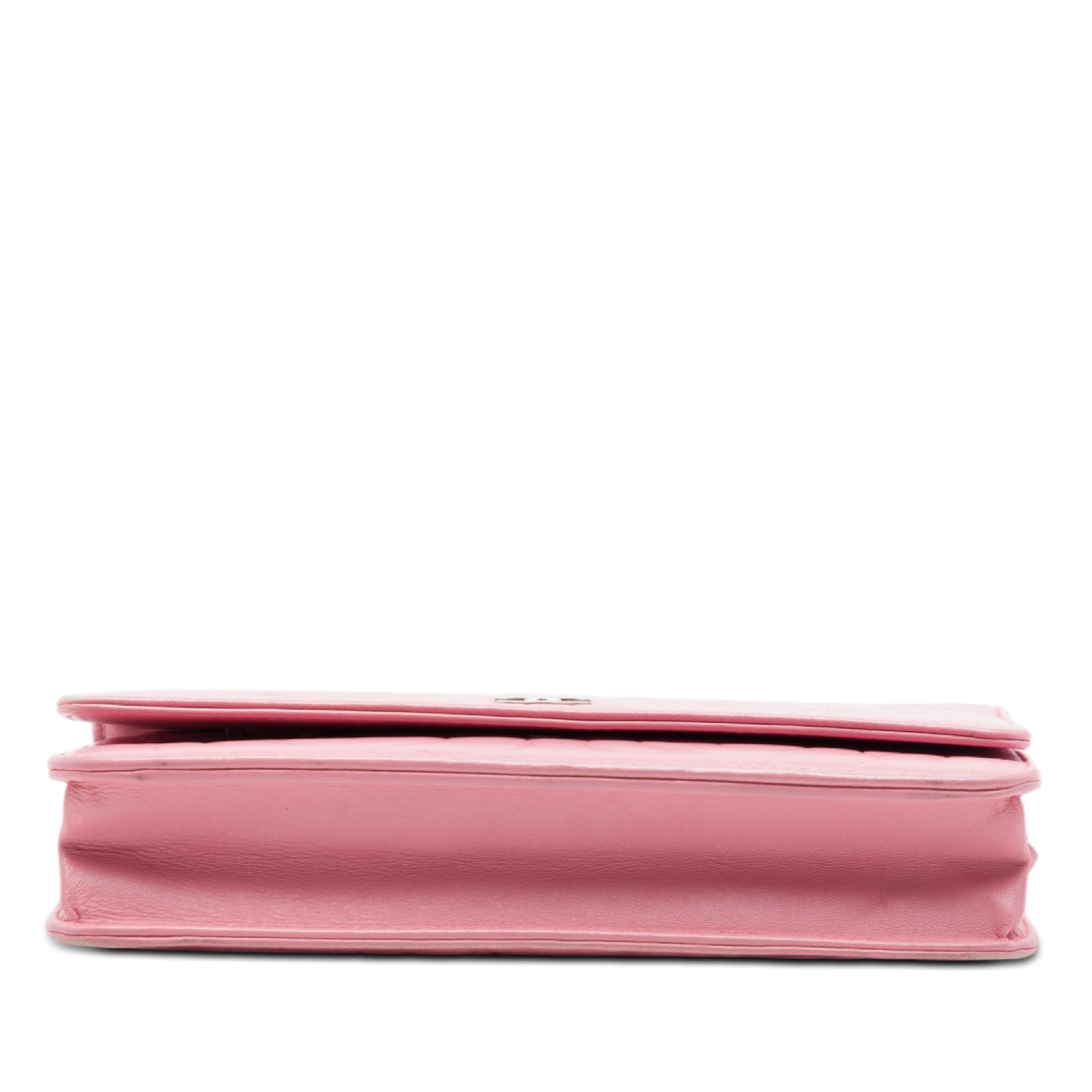 Chanel Cc Embossed Lambskin Camellia Wallet On Chain, från Luxclusif, i färgen rosa. Klicka för att öppna bilden i stort format