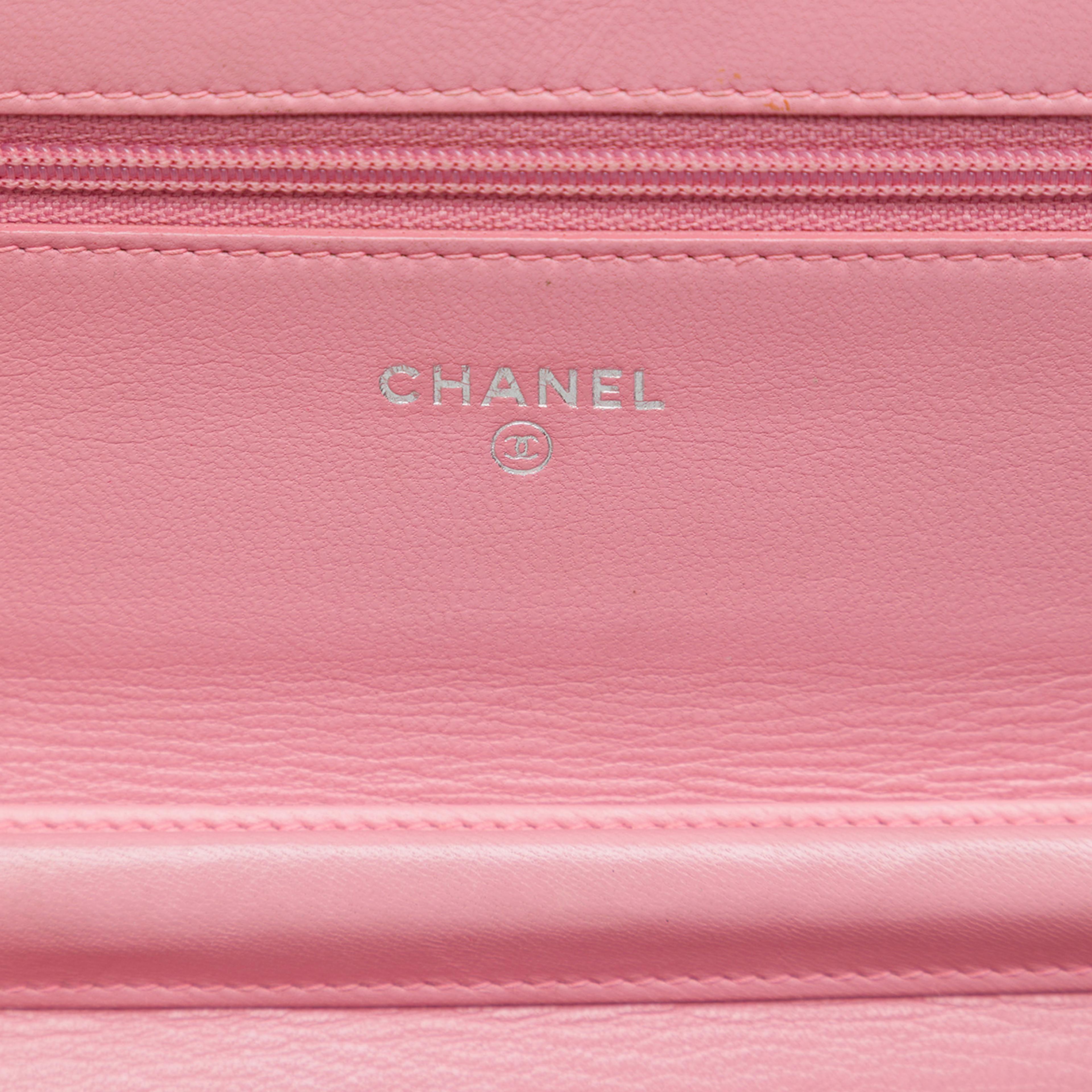 Chanel Cc Embossed Lambskin Camellia Wallet On Chain, från Luxclusif, i färgen rosa. Klicka för att öppna bilden i stort format