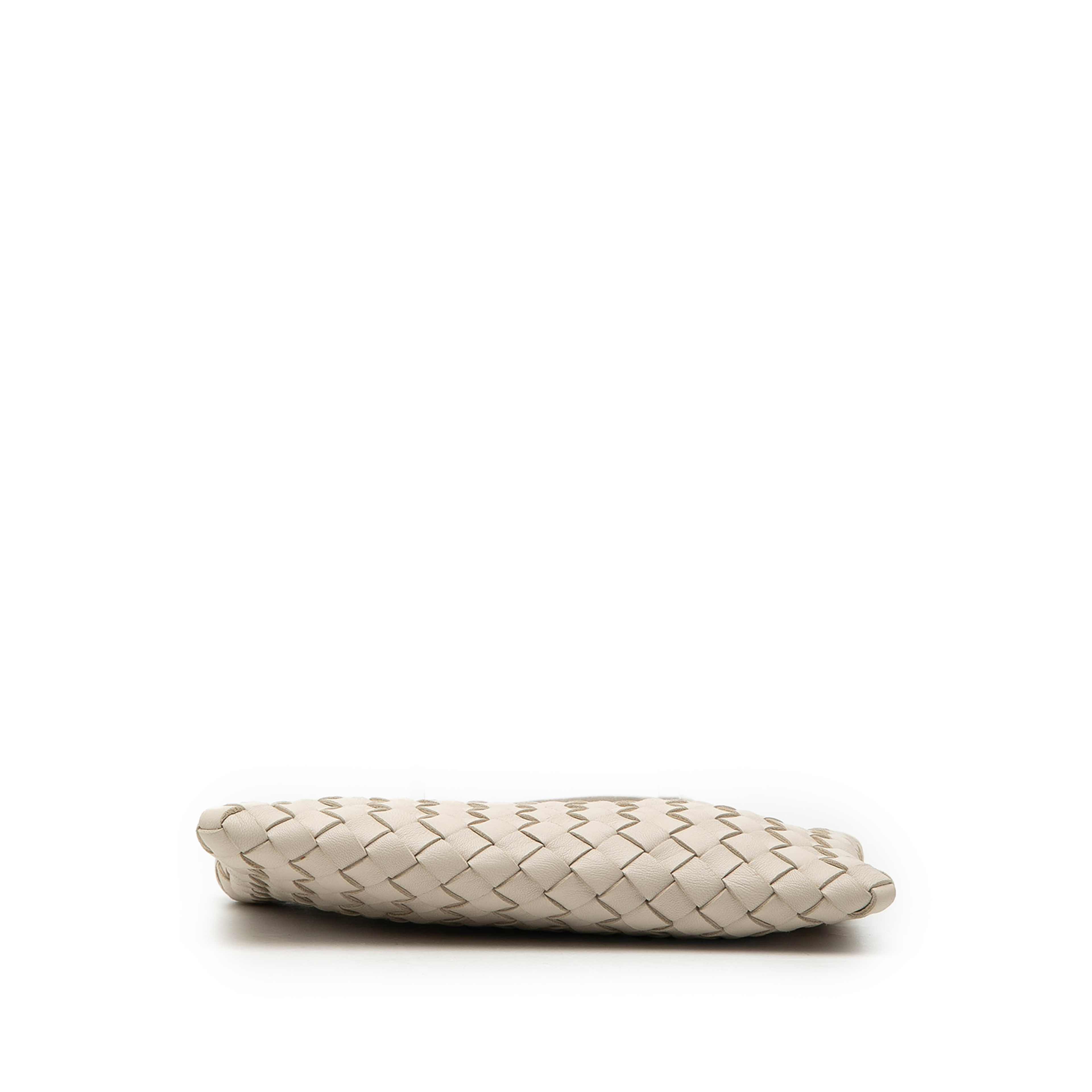Bottega Veneta Nappa Intrecciato Pouch On Strap, från Luxclusif, i färgen light beige. Klicka för att öppna bilden i stort format