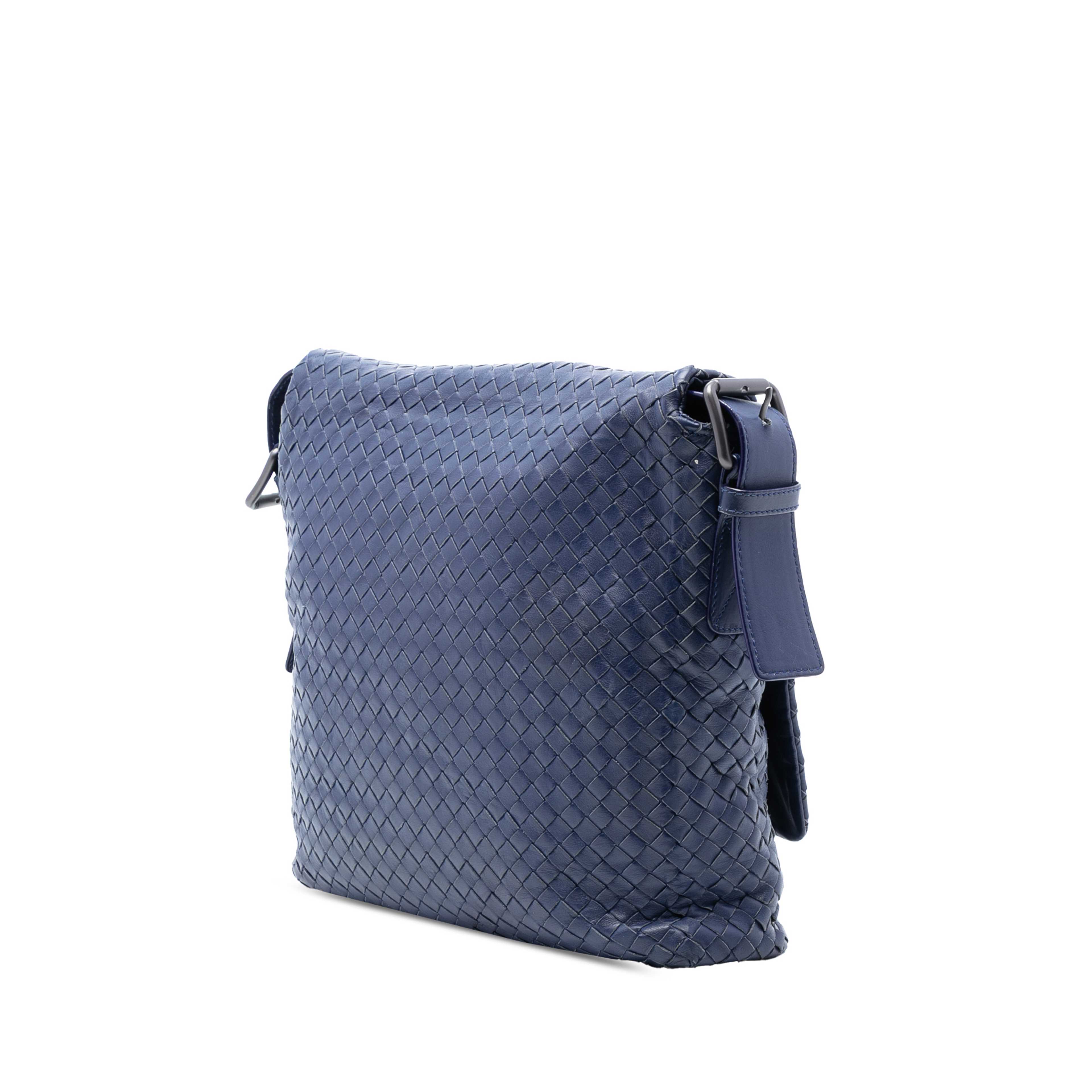 Bottega Veneta Nappa Intrecciato Flap Crossbody, från Luxclusif, i färgen navy. Klicka för att öppna bilden i stort format