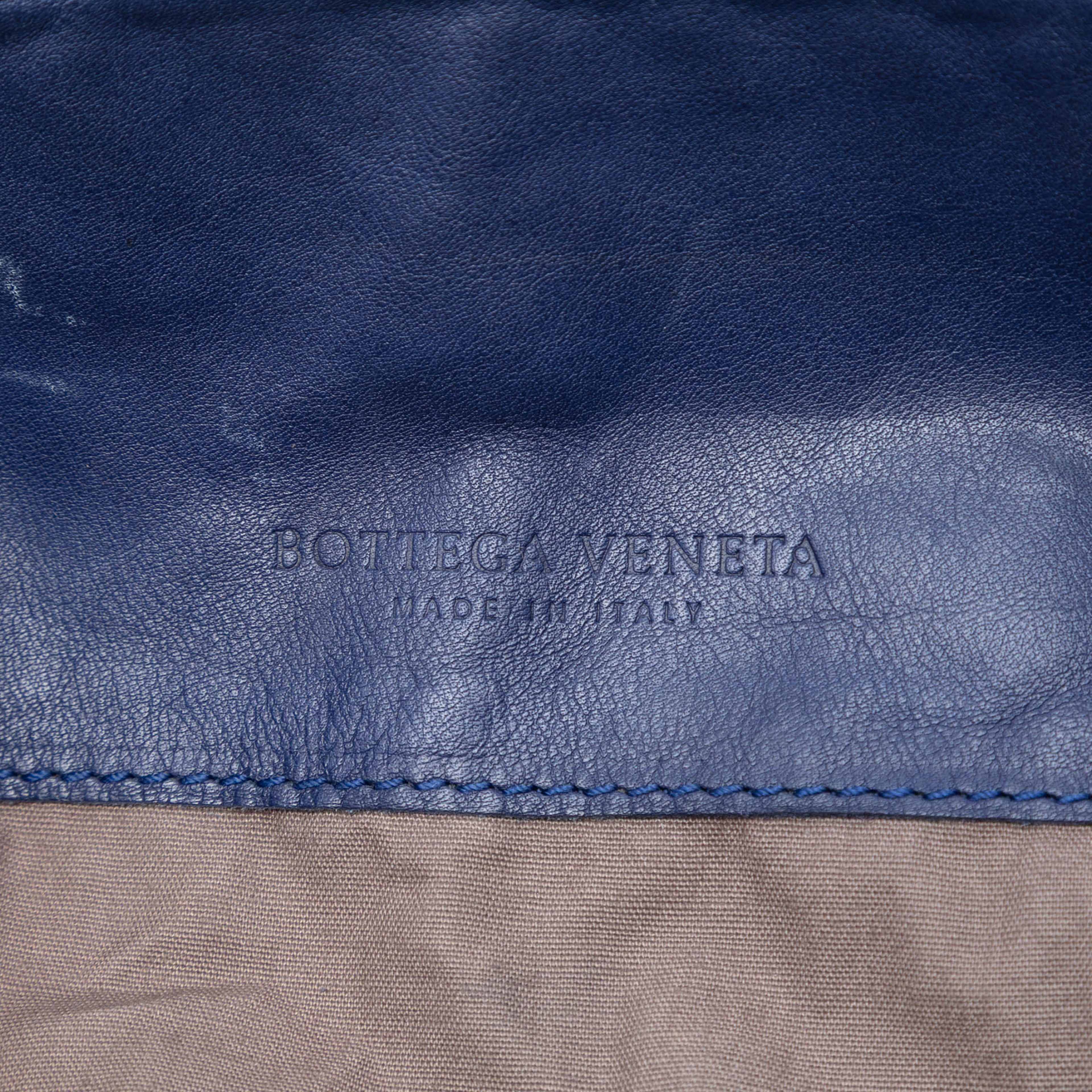 Bottega Veneta Nappa Intrecciato Flap Crossbody, från Luxclusif, i färgen navy. Klicka för att öppna bilden i stort format