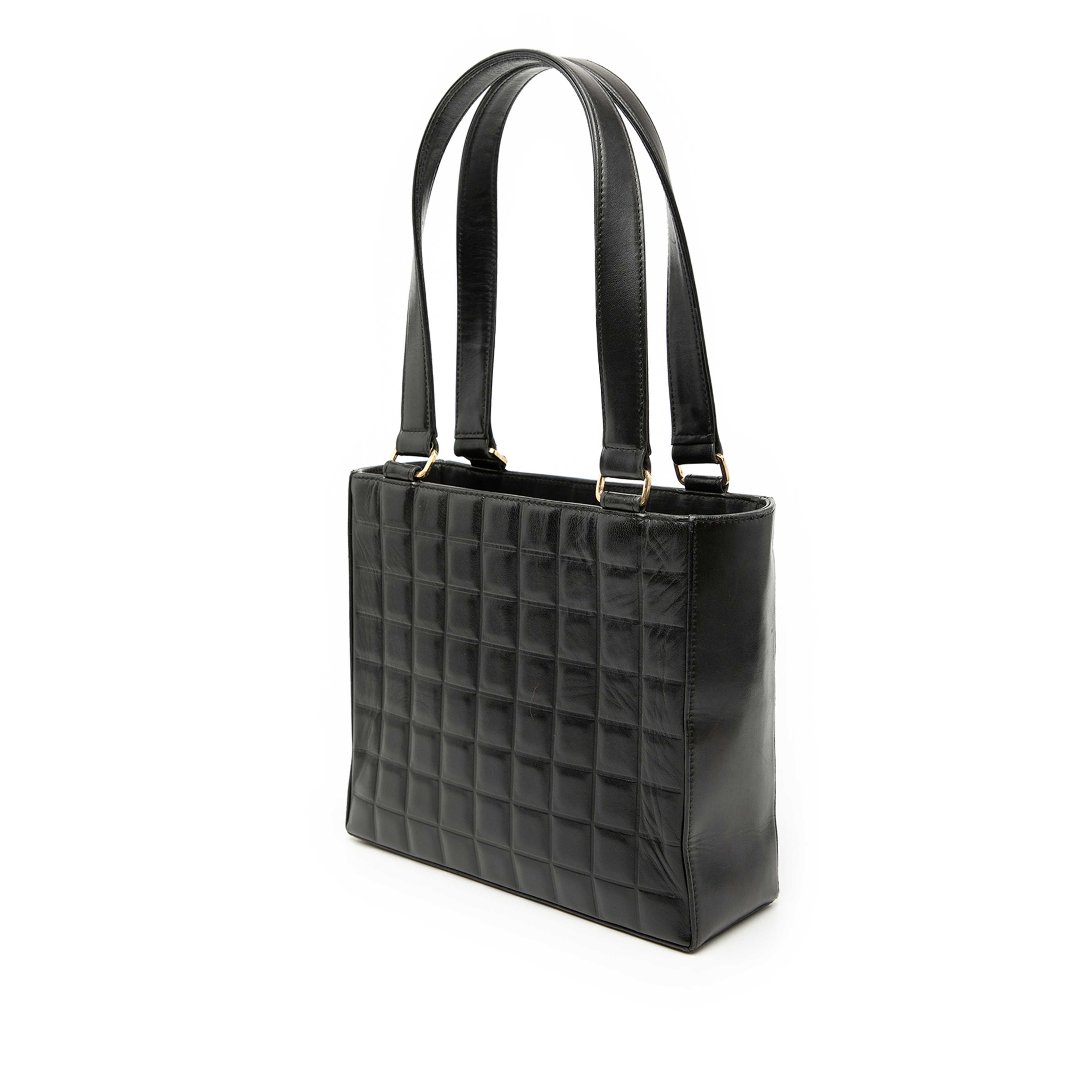 Chanel Cc Choco Bar Lambskin Tote, från Luxclusif, i färgen black. Klicka för att öppna bilden i stort format