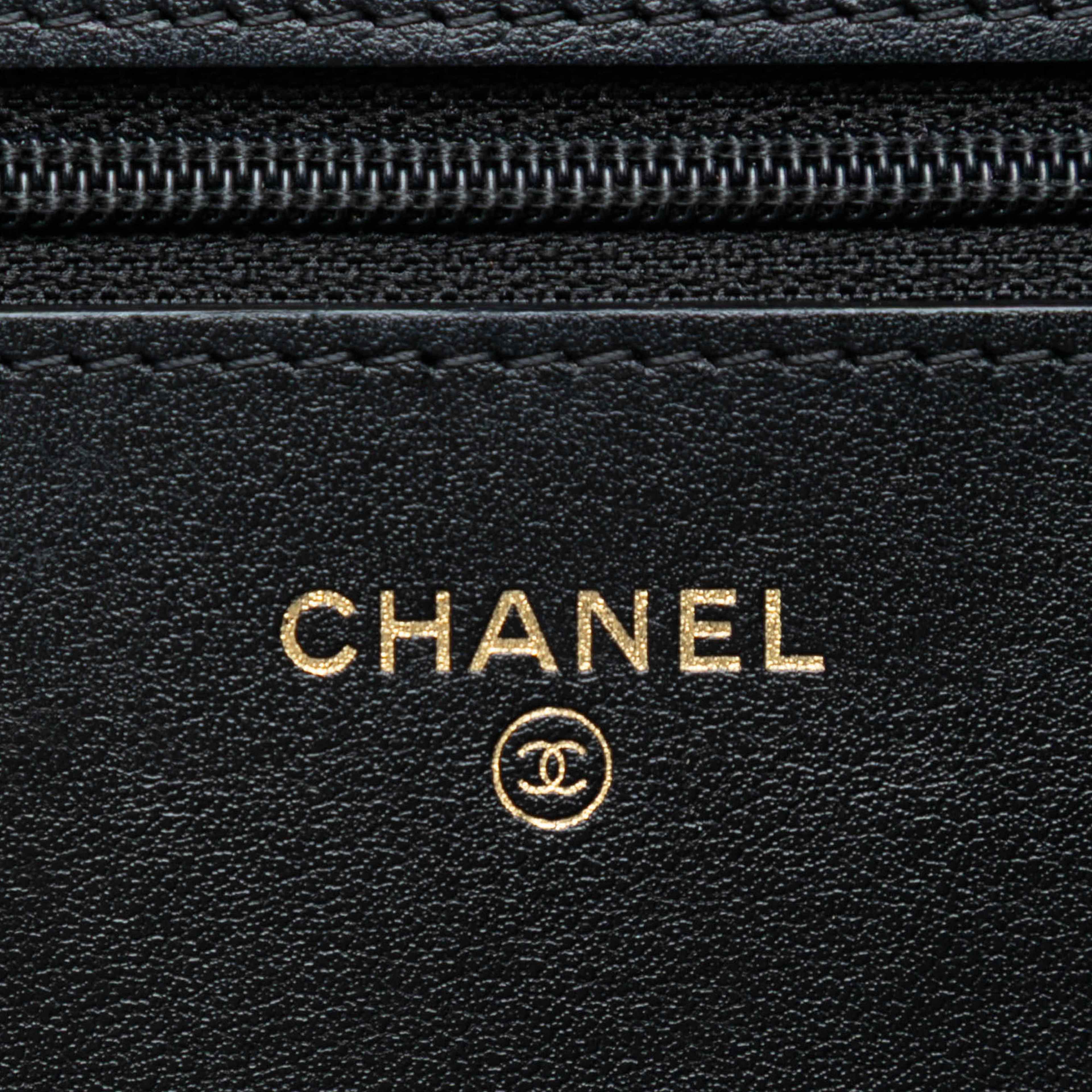 Chanel Quilted Aged Calfskin Reissue 2.55 Wallet On Chain, från Luxclusif, i färgen black. Klicka för att öppna bilden i stort format