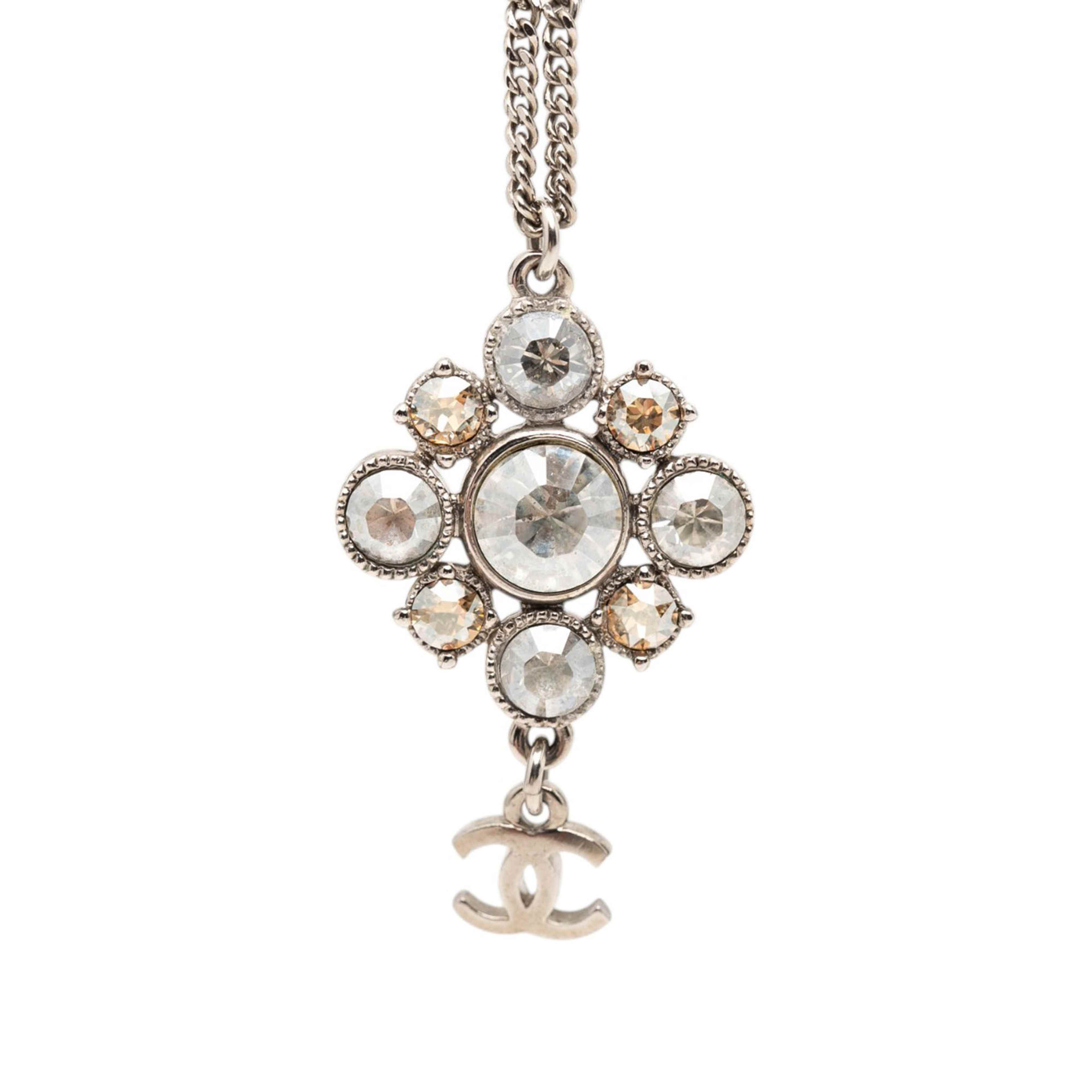 Chanel Cc Brass Strass Pendant Necklace, från Luxclusif, i färgen silver. Klicka för att öppna bilden i stort format