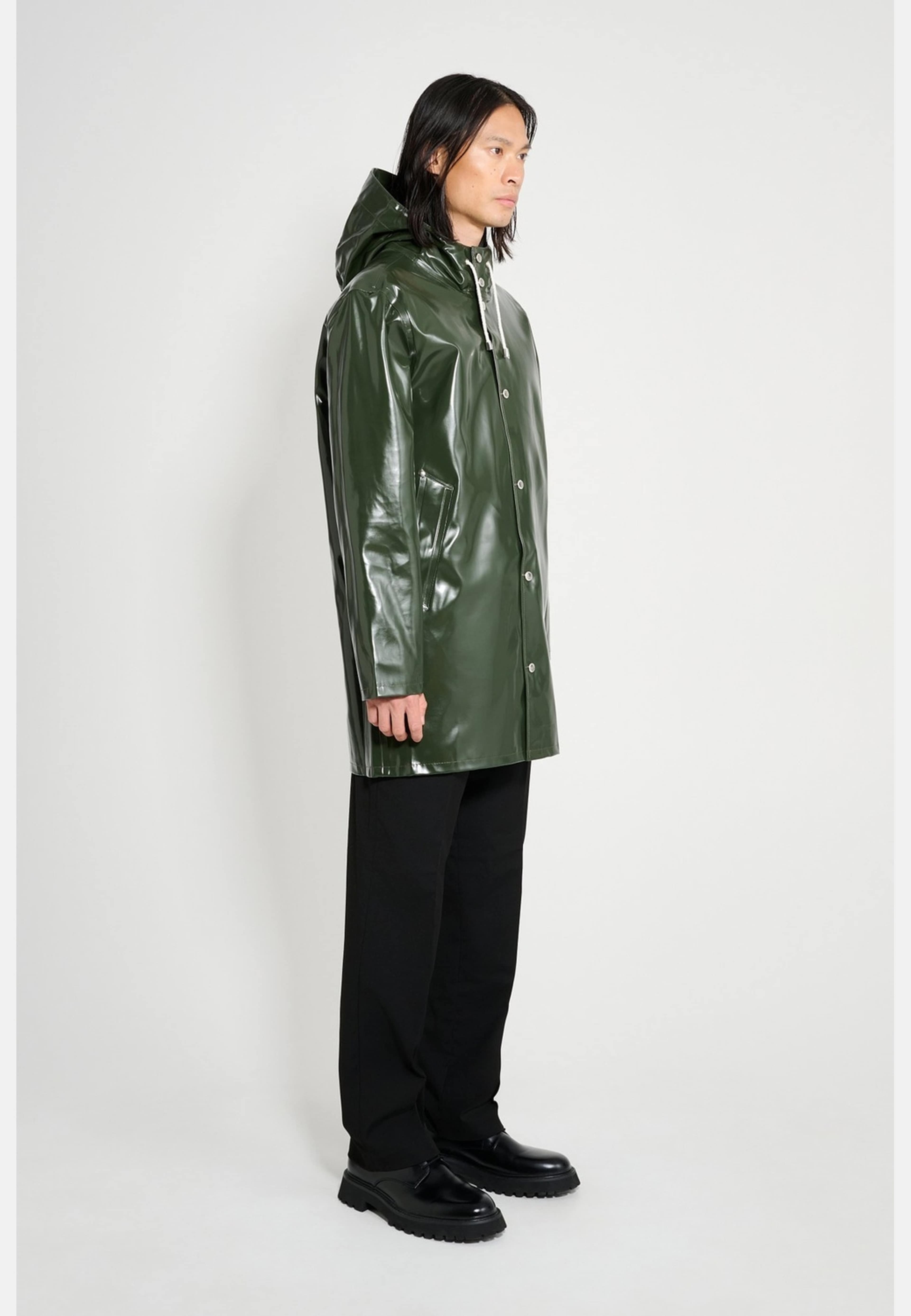 Stockholm Opal Raincoat, från Stutterheim, i färgen green. Klicka för att öppna bilden i stort format