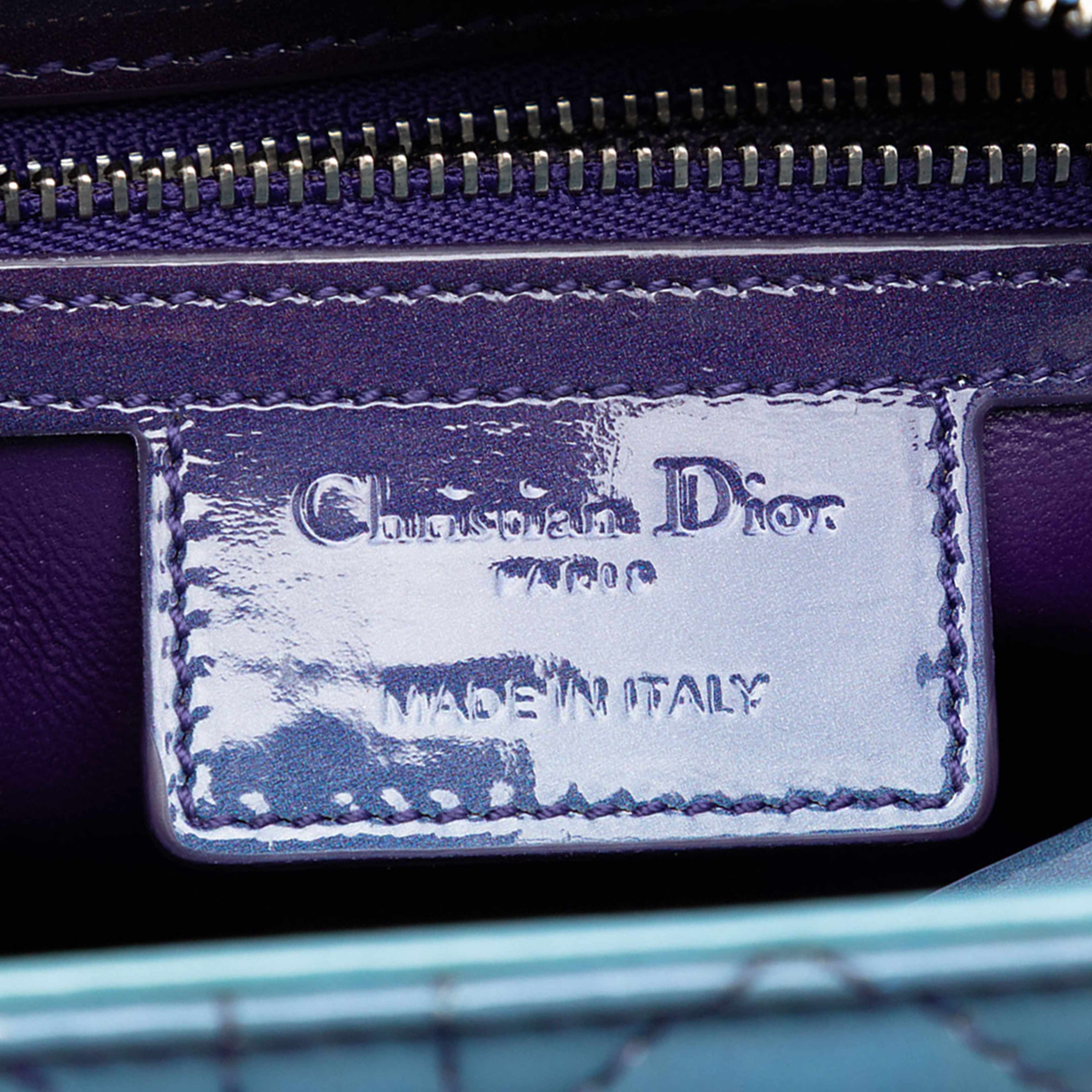 Dior Medium Ombre Patent Cannage Lady Dior, från Luxclusif, i färgen violet. Klicka för att öppna bilden i stort format