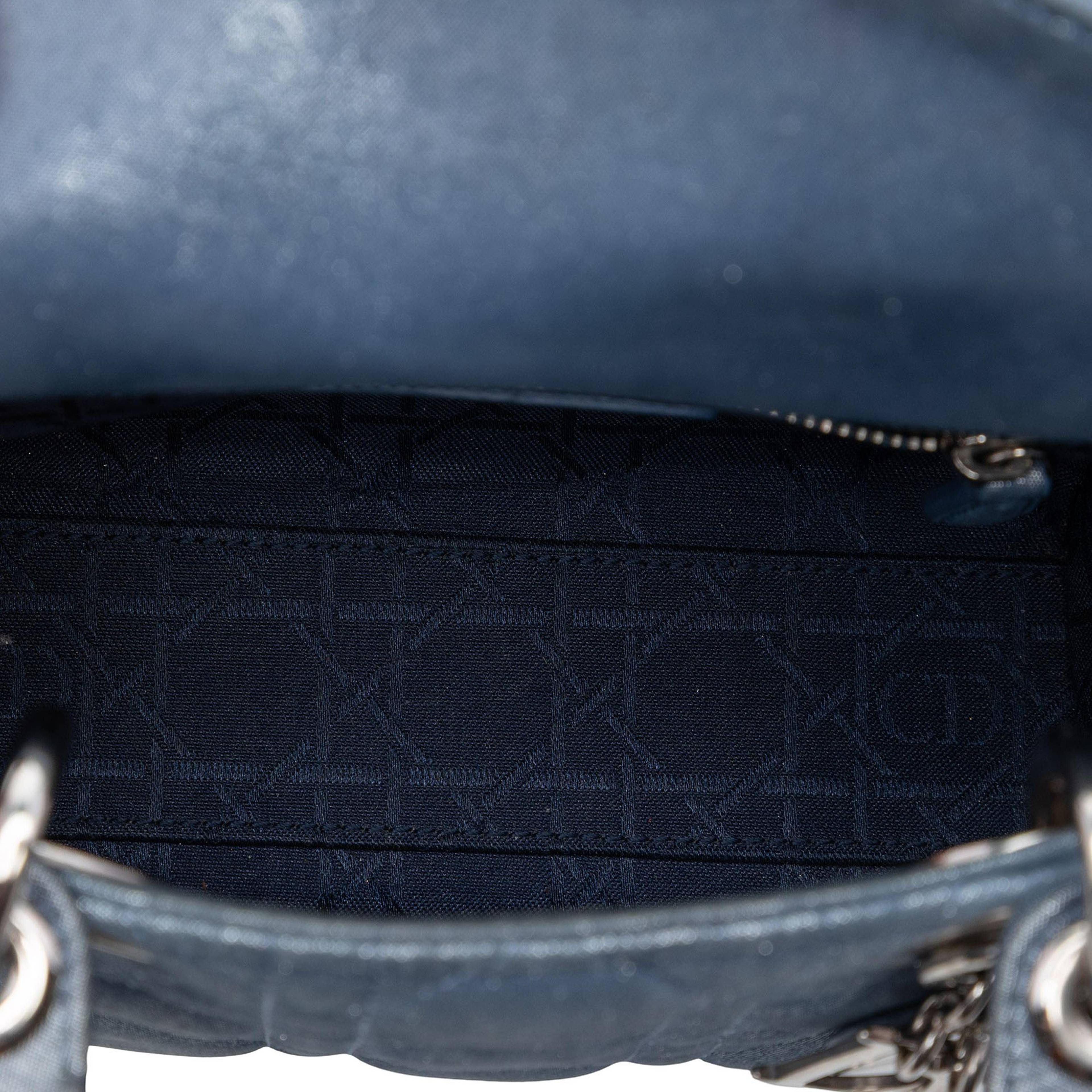 Dior Mini Iridescent Lambskin Cannage Lady Dior, från Luxclusif, i färgen navy. Klicka för att öppna bilden i stort format