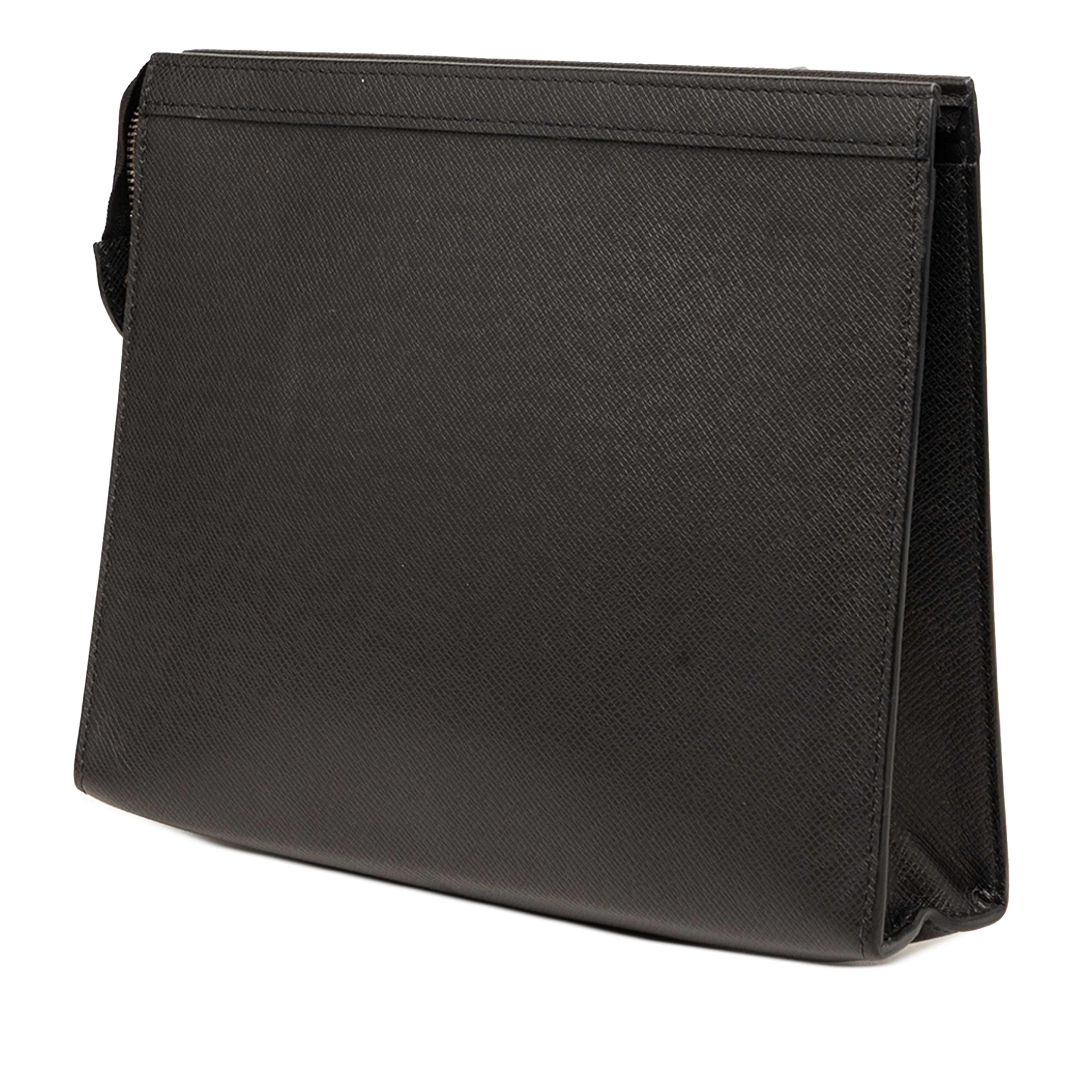 Louis Vuitton Taiga Pochette Voyage Mm, från Luxclusif, i färgen black. Klicka för att öppna bilden i stort format
