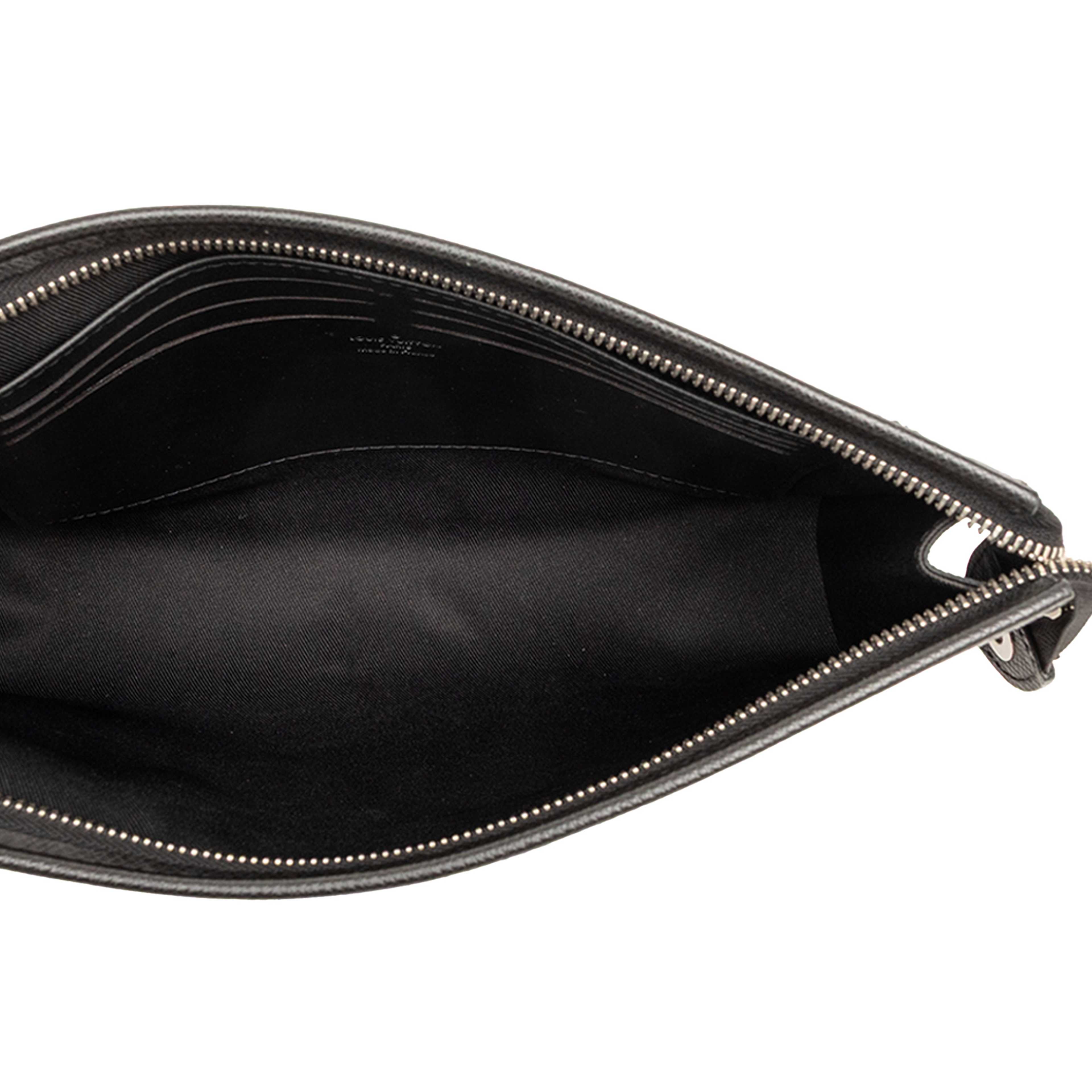Louis Vuitton Taiga Pochette Voyage Mm, från Luxclusif, i färgen black. Klicka för att öppna bilden i stort format