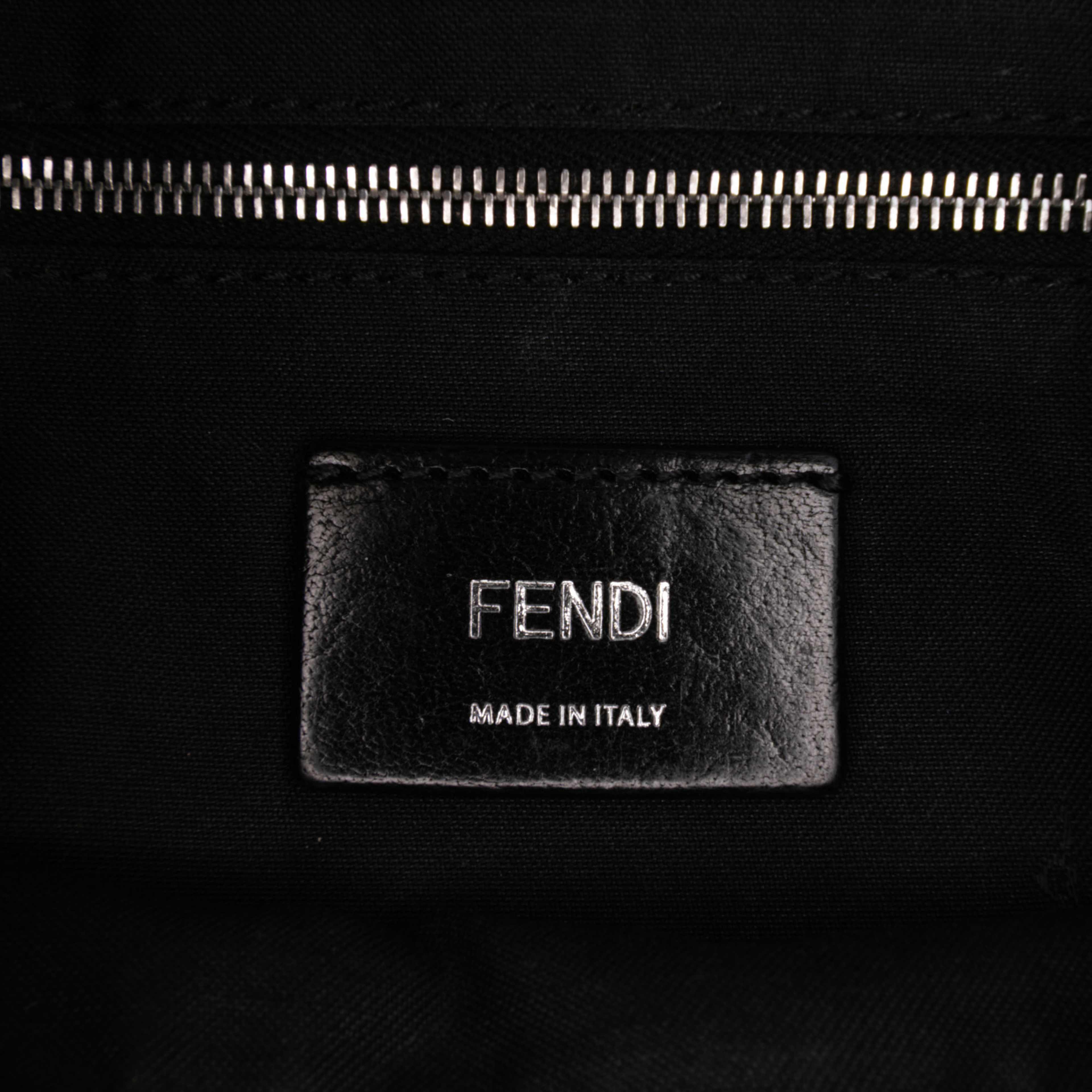 Fendi Zucca Canvas Convertible Baguette Satchel, från Luxclusif, i färgen brown. Klicka för att öppna bilden i stort format