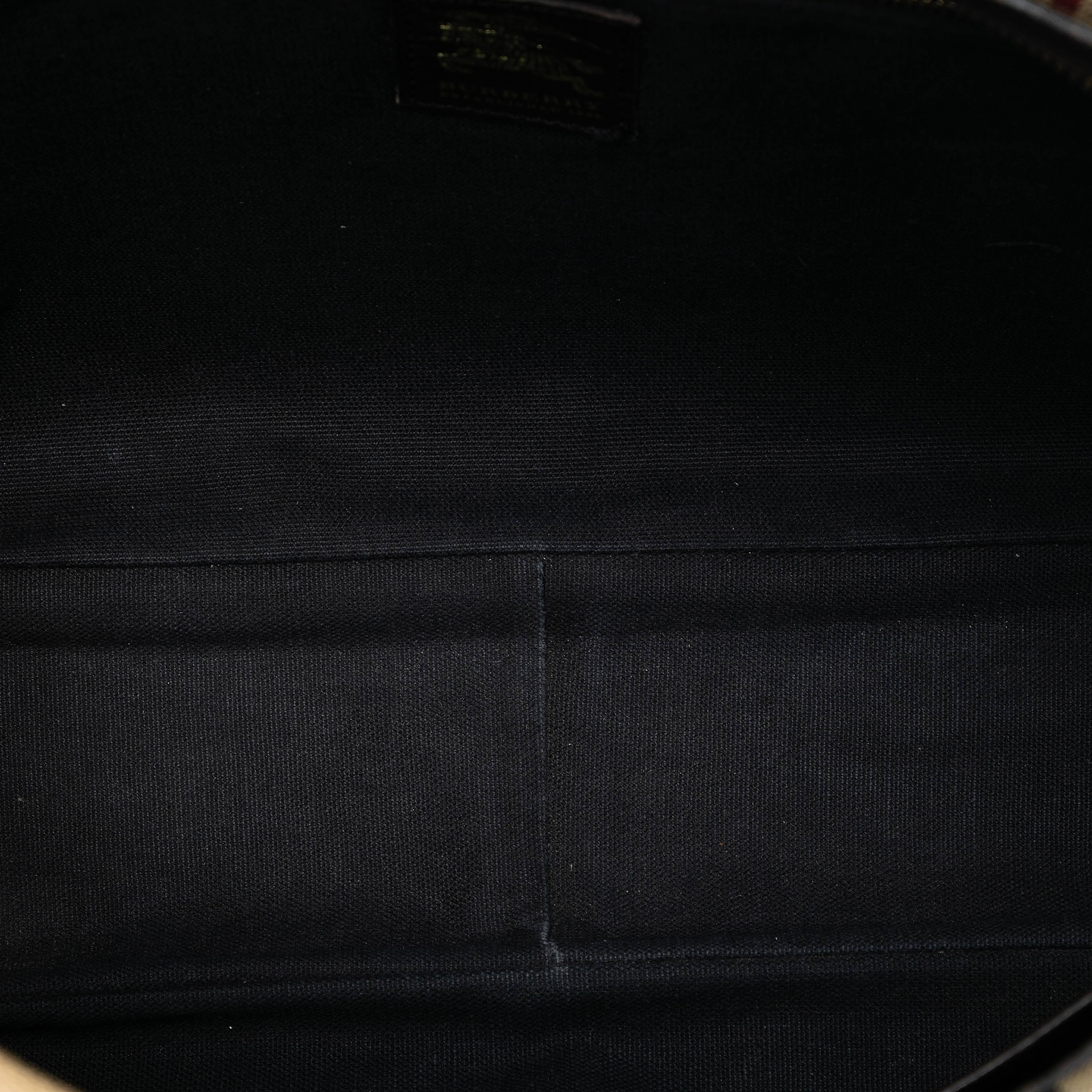 Burberry Haymarket Check Coated Canvas Messenger Bag, från Luxclusif, i färgen beige. Klicka för att öppna bilden i stort format