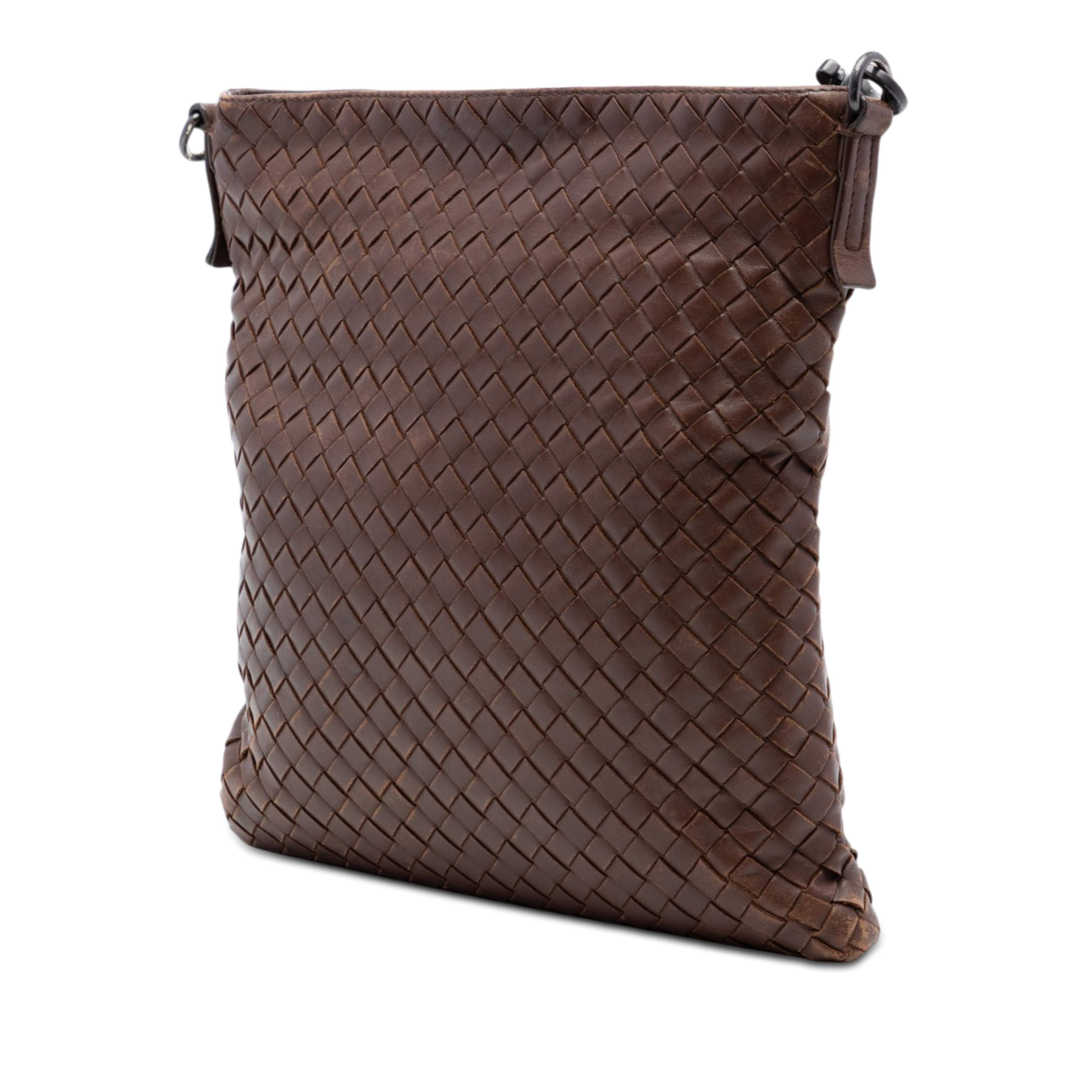 Bottega Veneta Nappa Intrecciato Crossbody, från Luxclusif, i färgen brown. Klicka för att öppna bilden i stort format