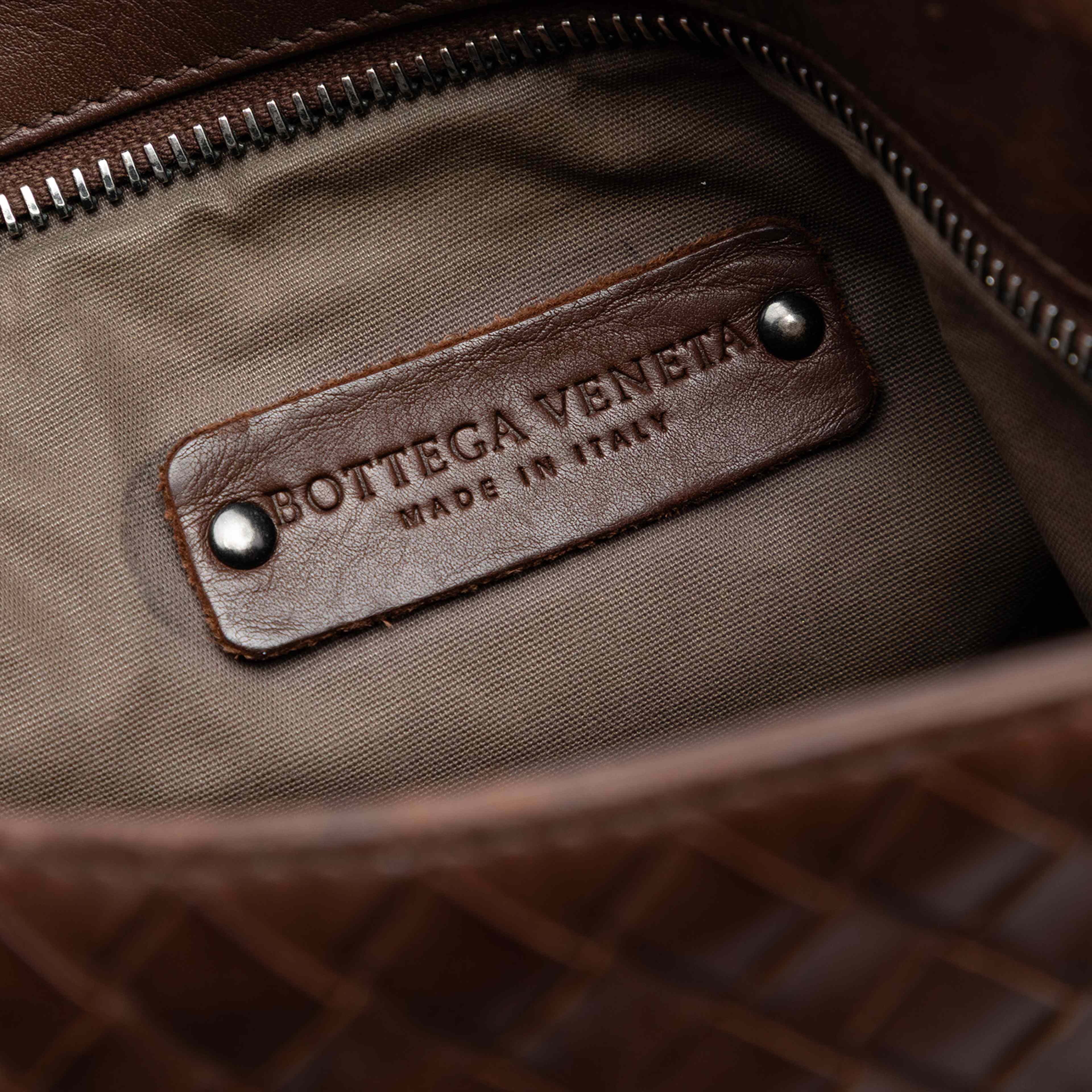 Bottega Veneta Nappa Intrecciato Crossbody, från Luxclusif, i färgen brown. Klicka för att öppna bilden i stort format