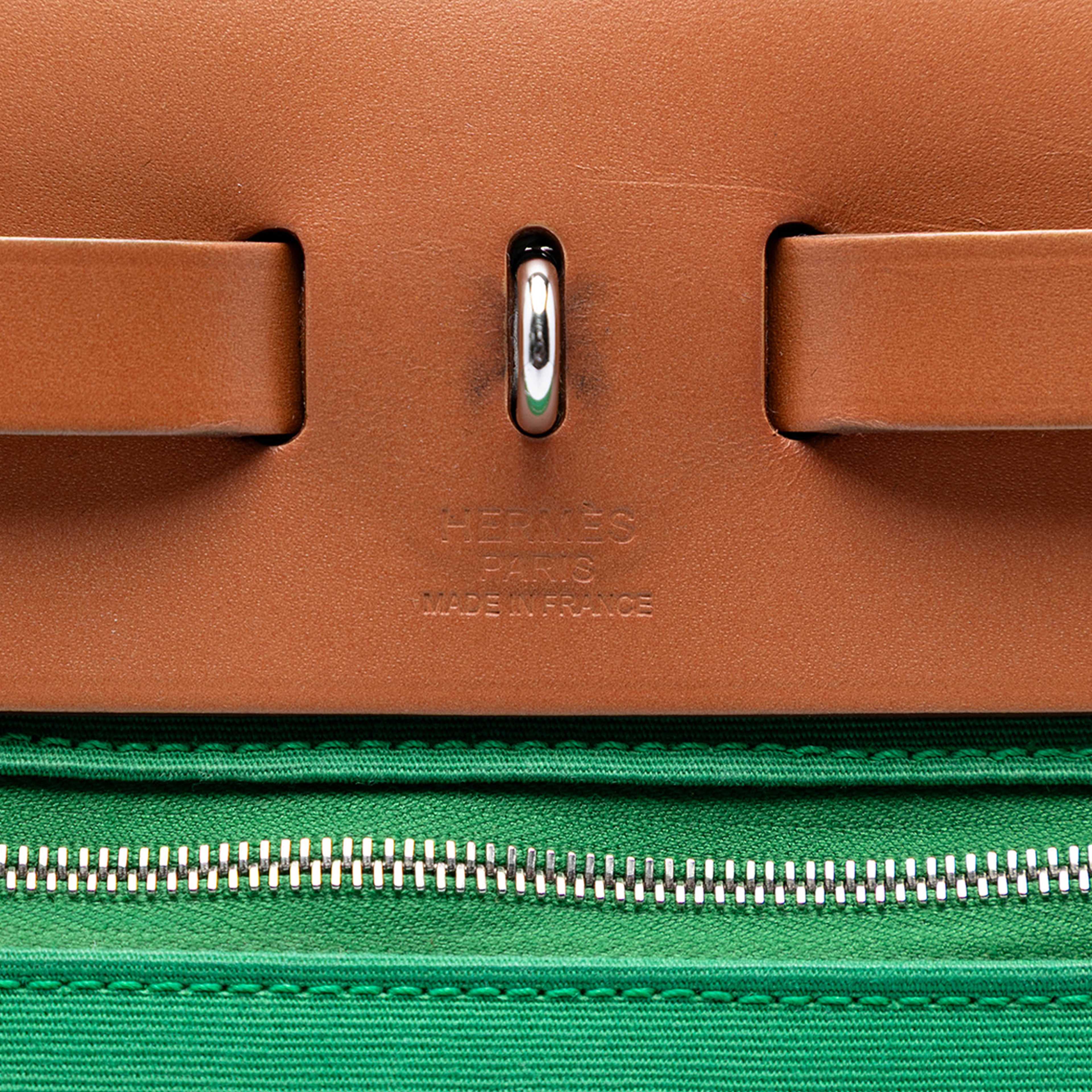 Hermès Toile Herbag Zip 31, från Luxclusif, i färgen green. Klicka för att öppna bilden i stort format