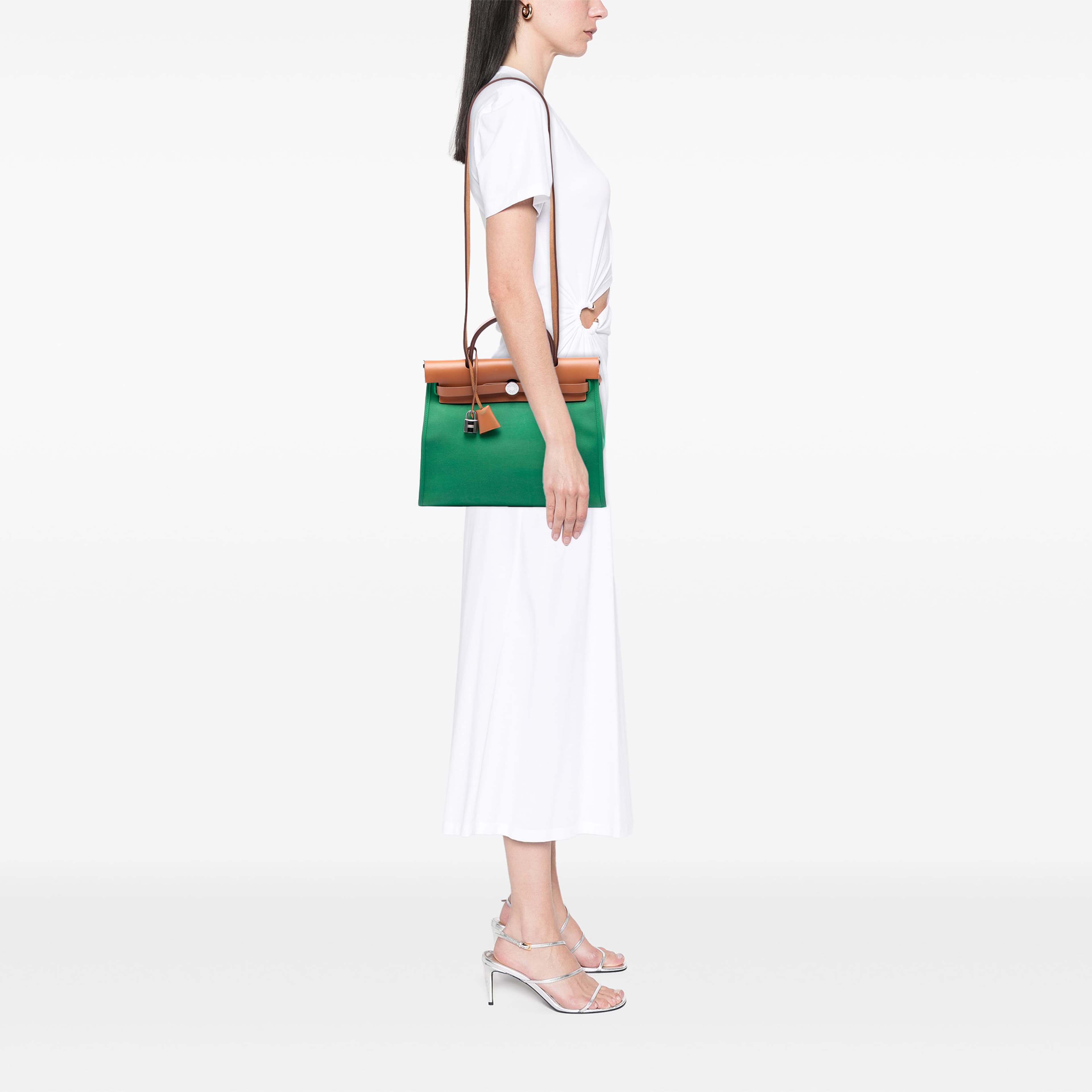 Hermès Toile Herbag Zip 31, från Luxclusif, i färgen brun. Klicka för att öppna bilden i stort format