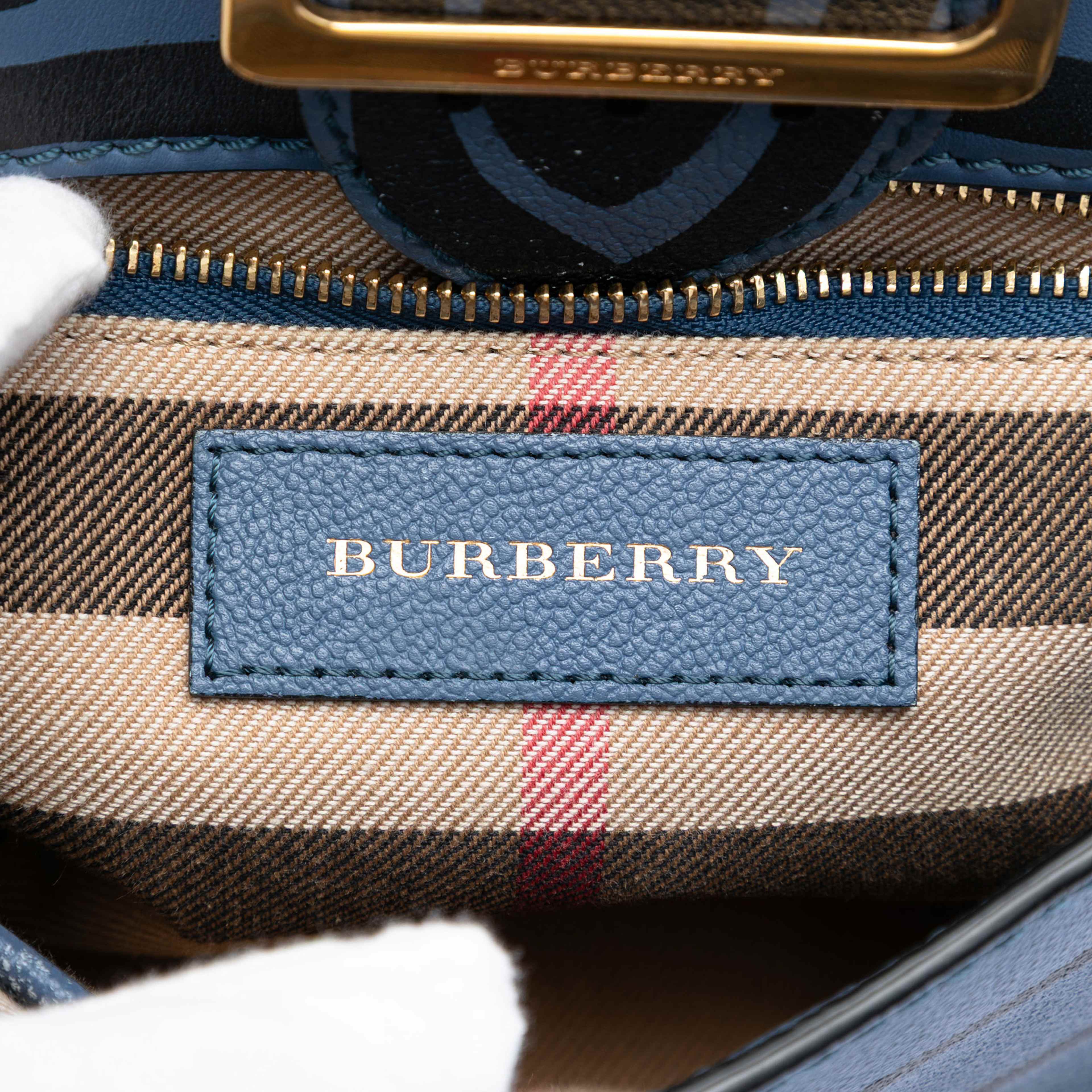 Burberry Small Printed Leather Medley Buckle Crossbody, från Luxclusif, i färgen blue. Klicka för att öppna bilden i stort format