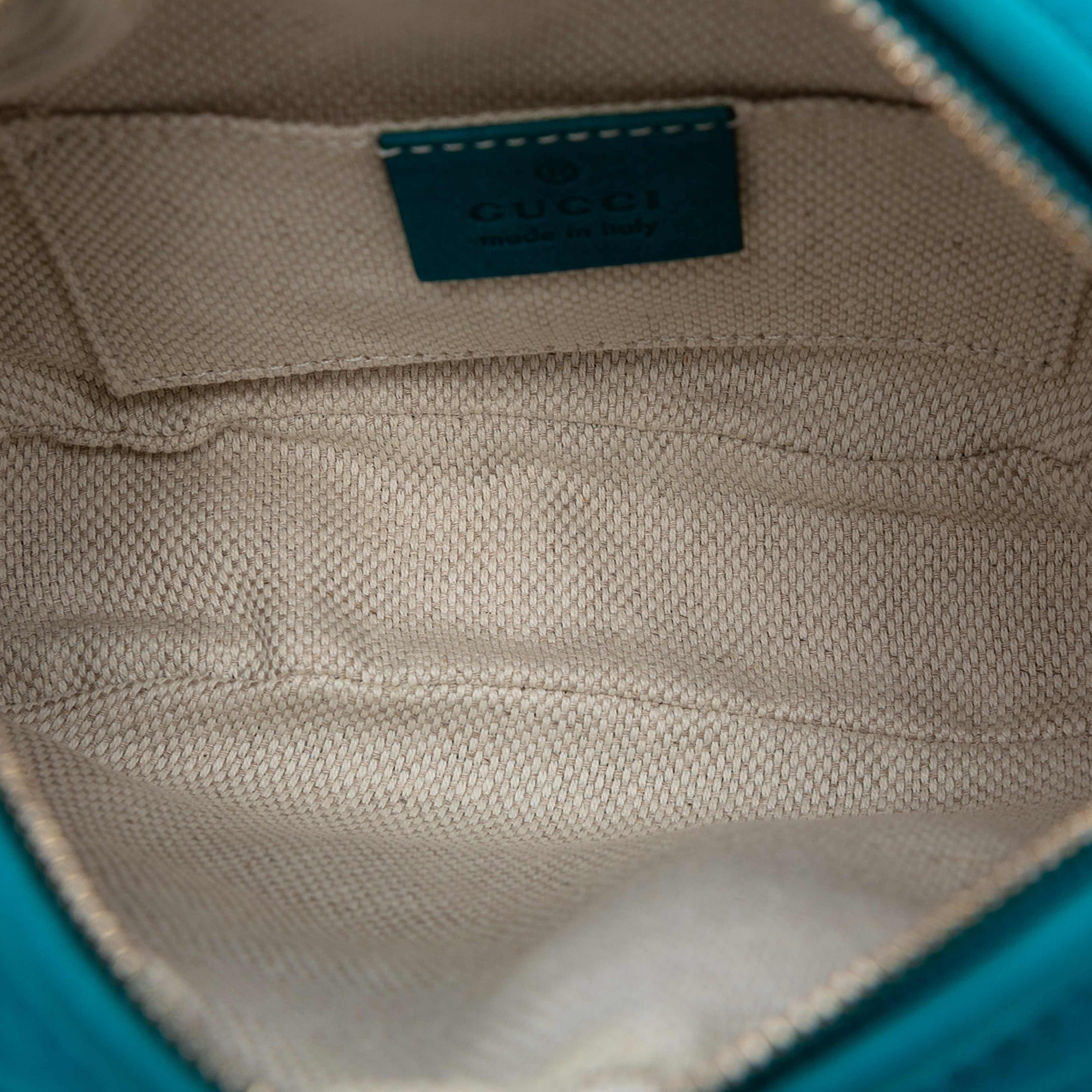 Gucci Mini Pebbled Calfskin Soho Chain Crossbody, från Luxclusif, i färgen blue. Klicka för att öppna bilden i stort format