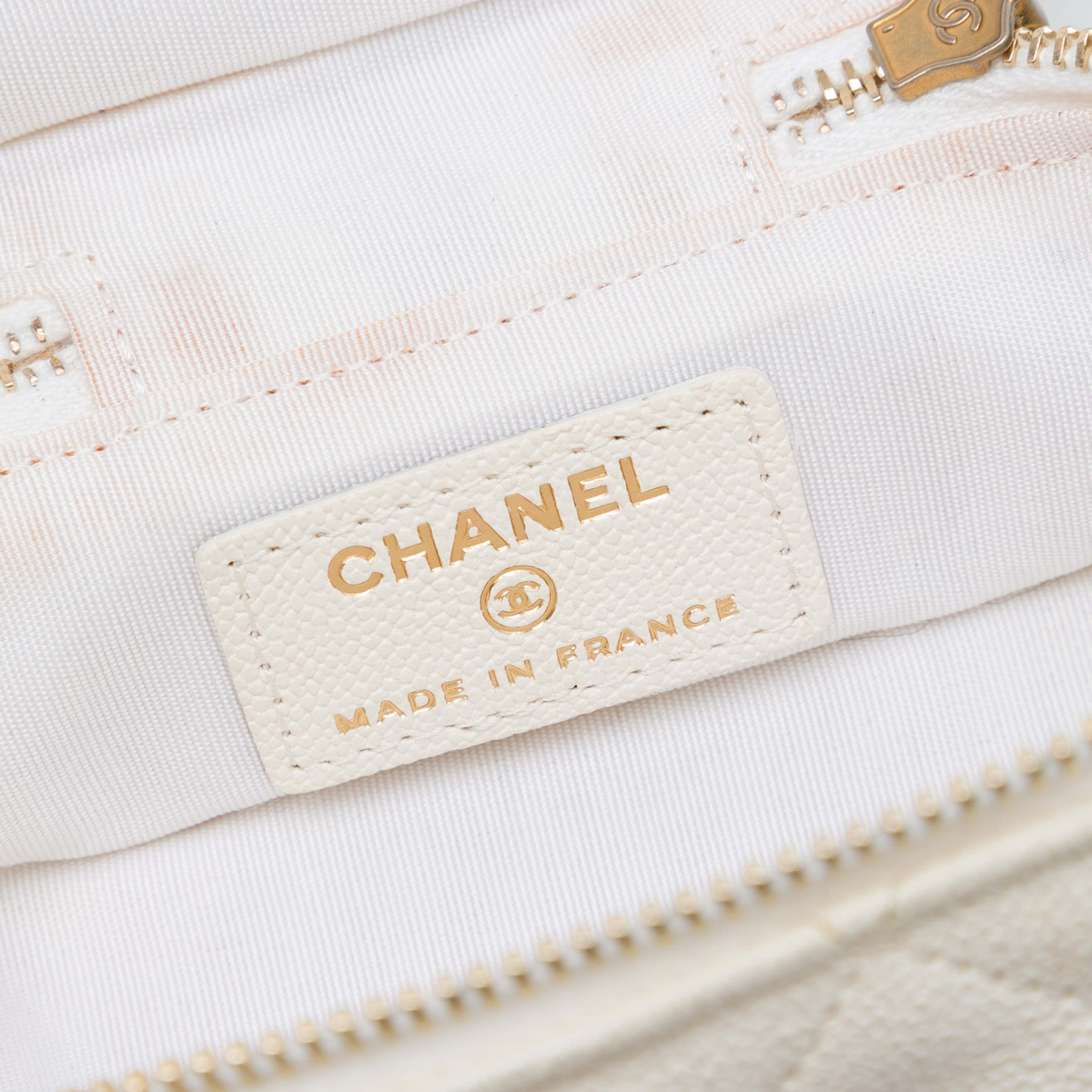 Chanel Mini Caviar Chain Zip Around Vanity Case, från Luxclusif, i färgen vit. Klicka för att öppna bilden i stort format