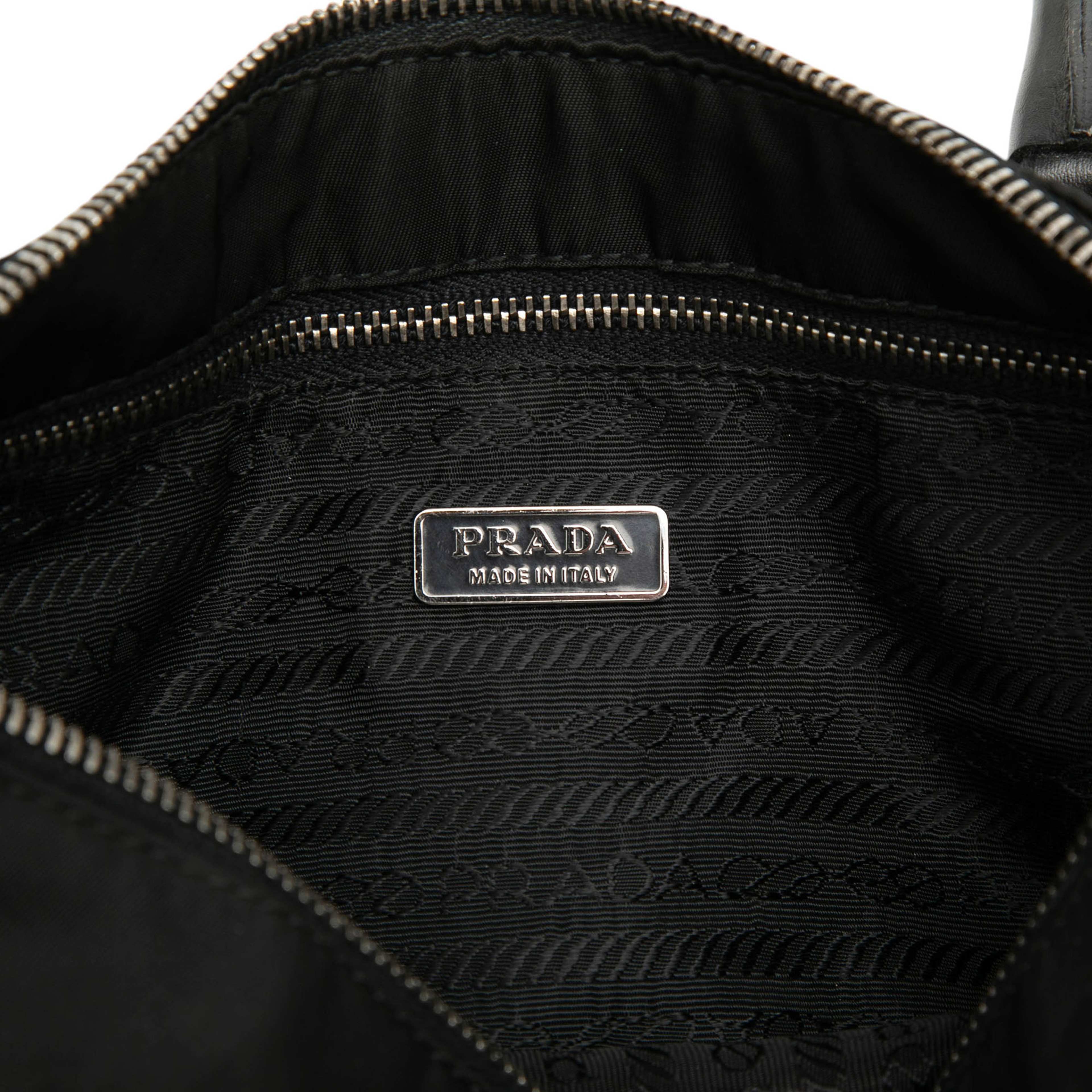 Prada Vitello Trimmed Tessuto Handbag, från Luxclusif, i färgen black. Klicka för att öppna bilden i stort format