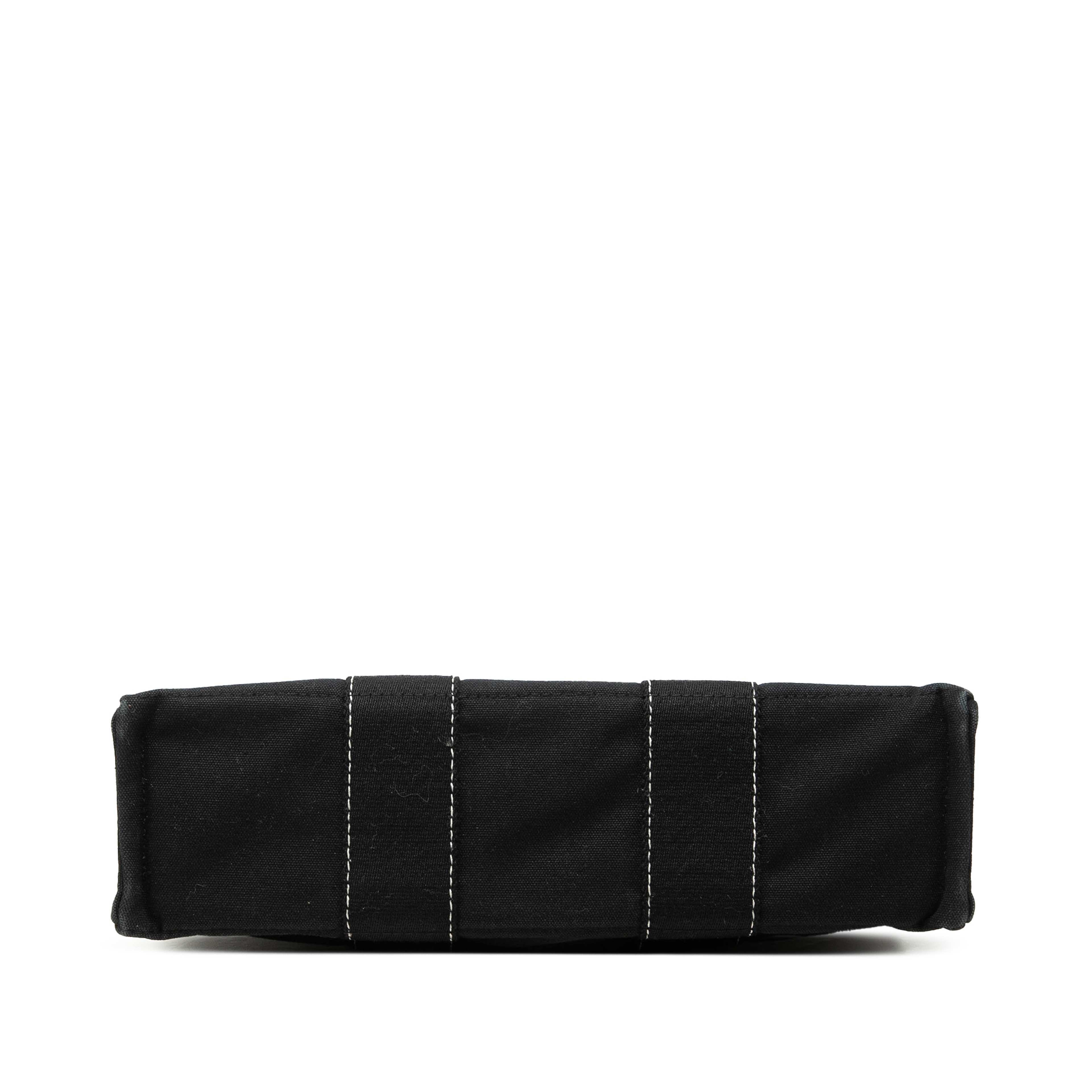 Hermès Canvas Fourre Tout Pm, från Luxclusif, i färgen svart. Klicka för att öppna bilden i stort format