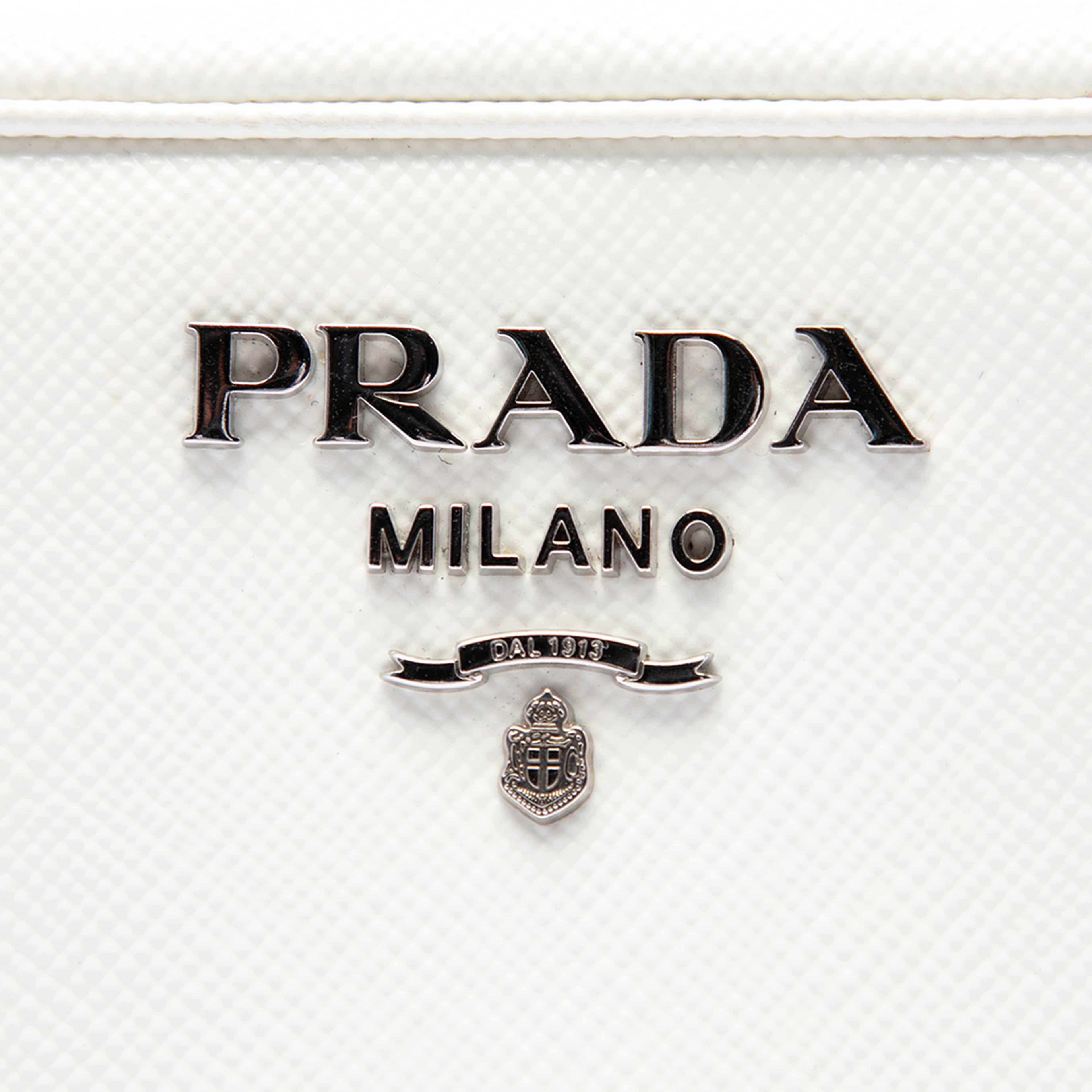 Prada Saffiano Lux Camera Bag, från Luxclusif, i färgen vit. Klicka för att öppna bilden i stort format