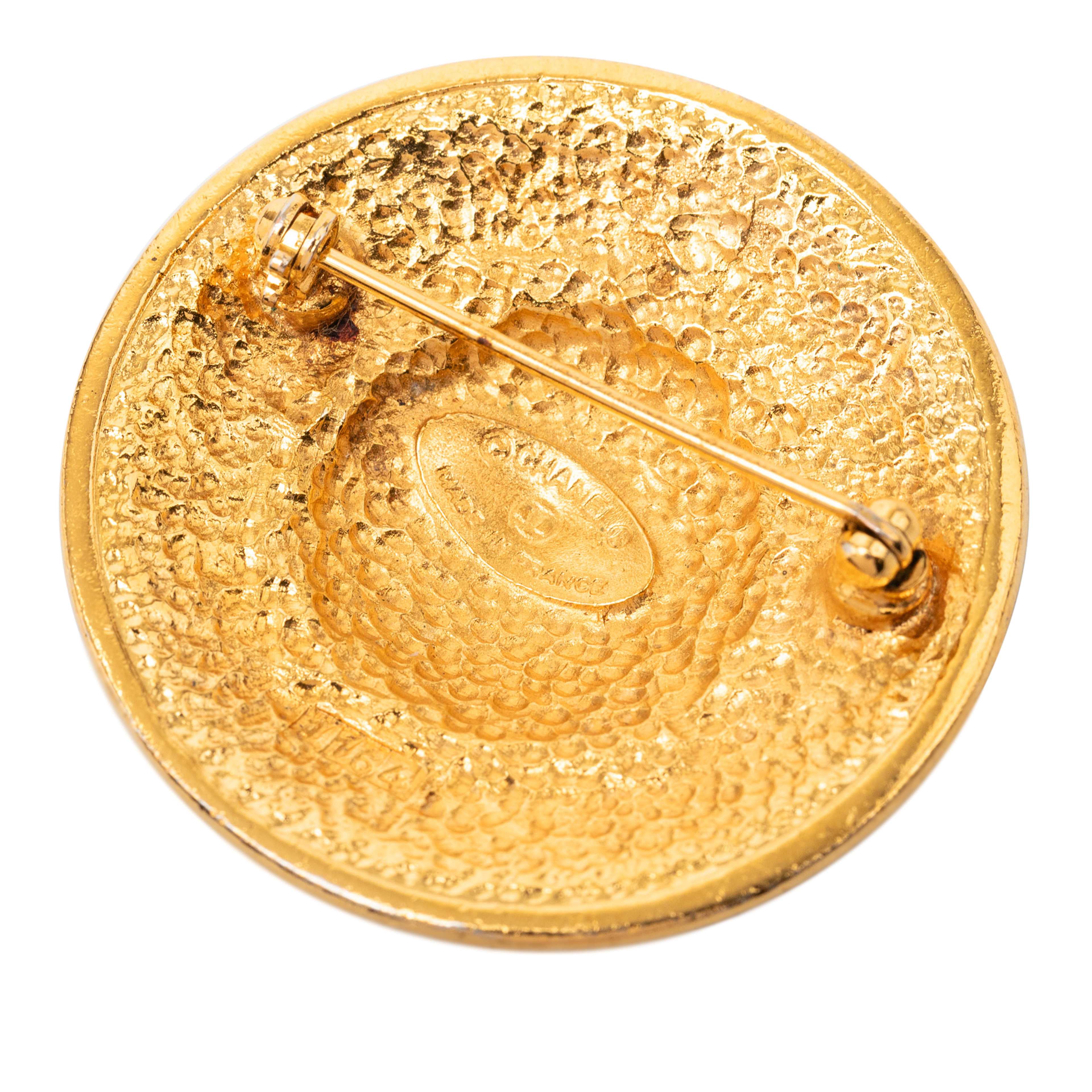 Chanel Gold Plated Round Brooch, från Luxclusif, i färgen guld. Klicka för att öppna bilden i stort format