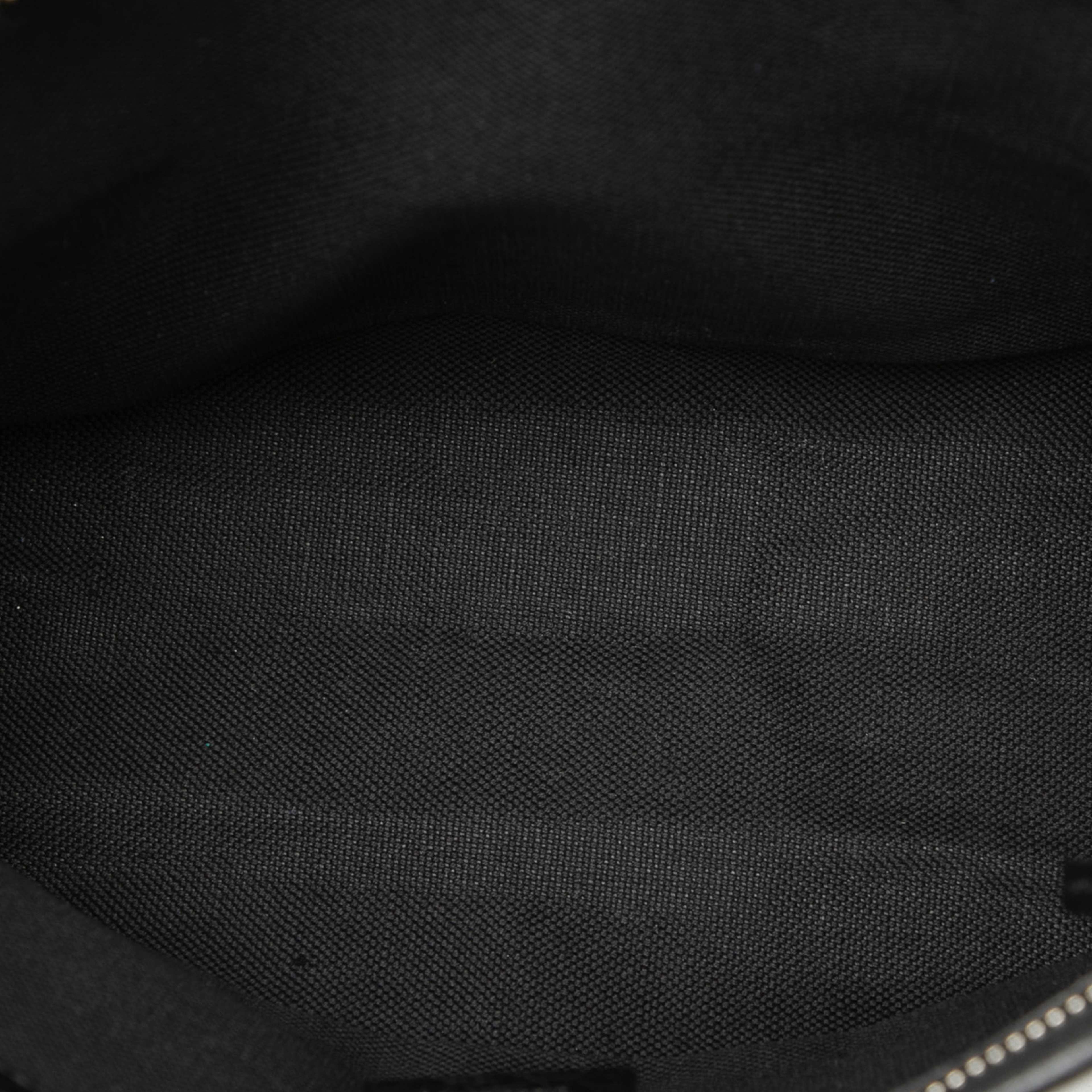 Gucci Crinkled Calfskin Interlocking G Morpheus Clutch, från Luxclusif, i färgen black. Klicka för att öppna bilden i stort format