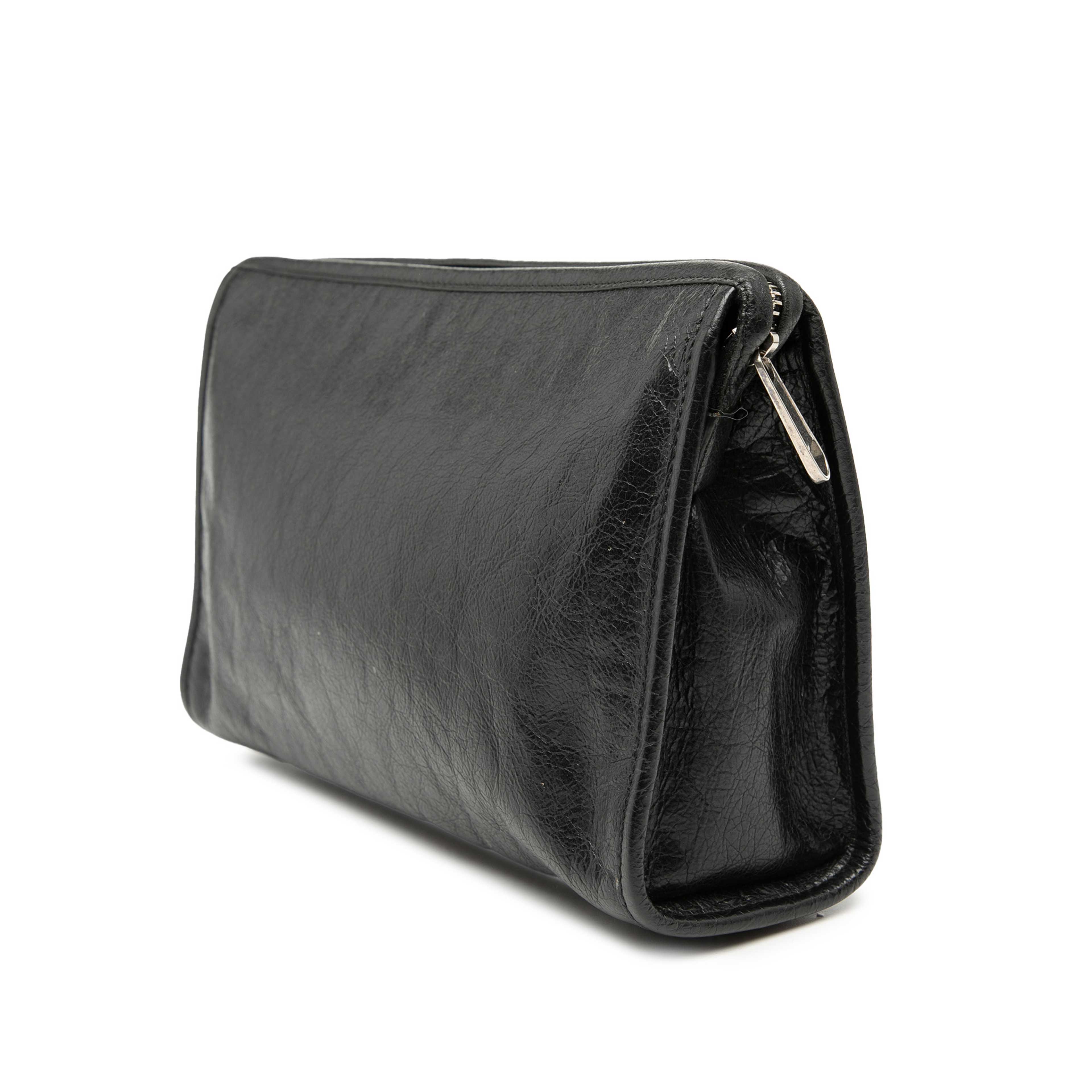 Gucci Crinkled Calfskin Interlocking G Morpheus Clutch, från Luxclusif, i färgen black. Klicka för att öppna bilden i stort format