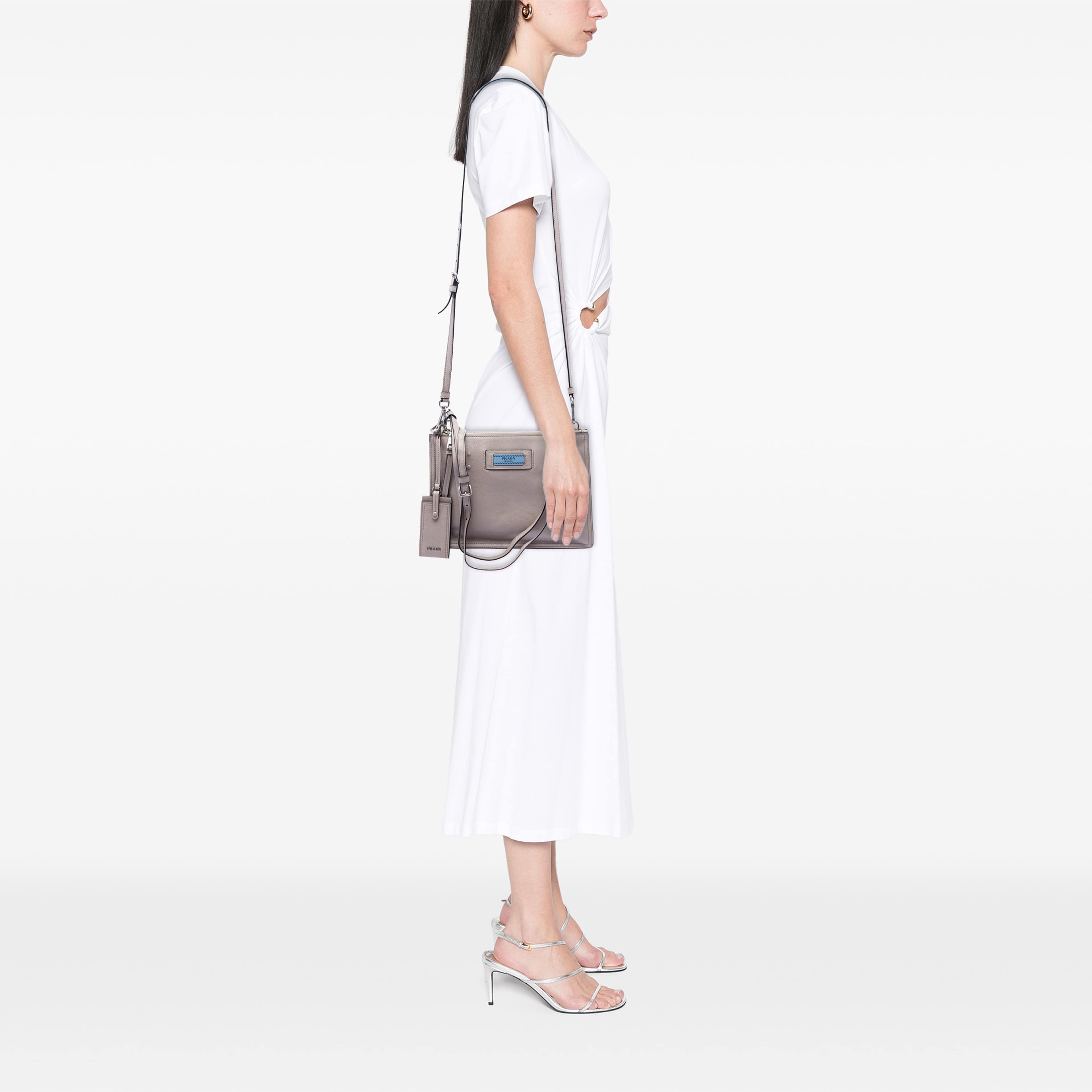 Prada Glace Calf Etiquette Satchel, från Luxclusif, i färgen grå. Klicka för att öppna bilden i stort format