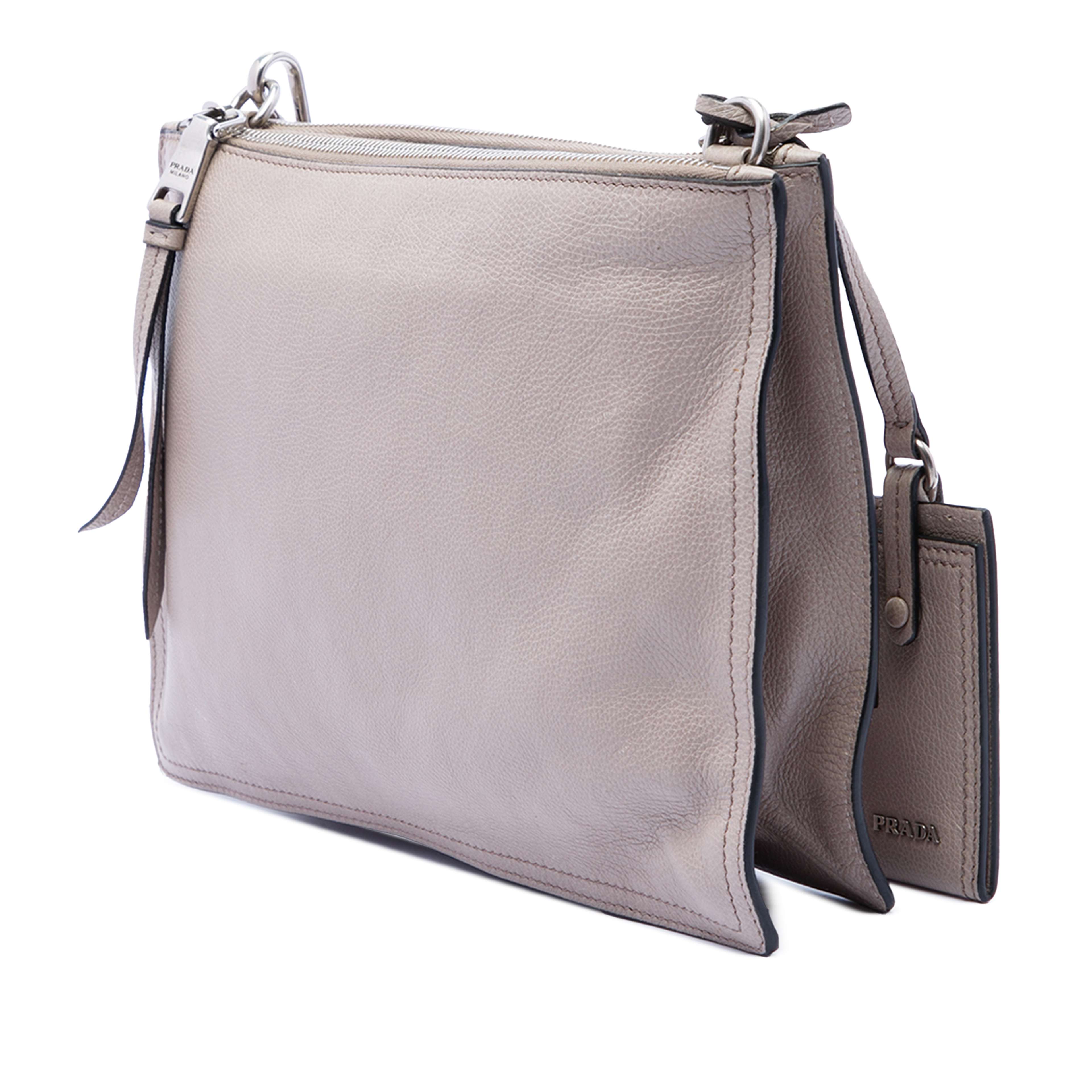 Prada Glace Calf Etiquette Satchel, från Luxclusif, i färgen grå. Klicka för att öppna bilden i stort format