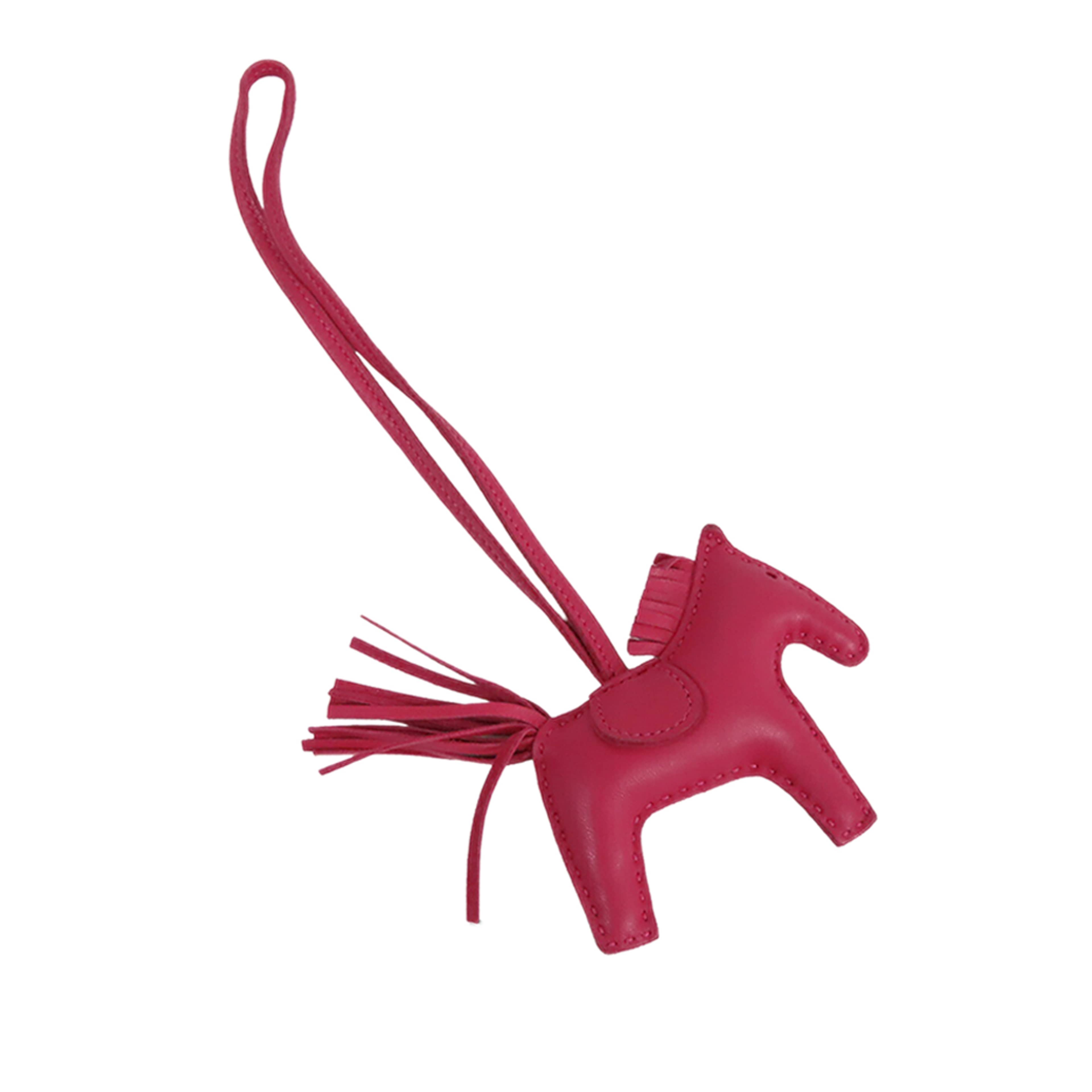 Hermès Milo Lambskin Grigri Rodeo Bag Charm Pm, från Luxclusif, i färgen dark pink. Klicka för att öppna bilden i stort format