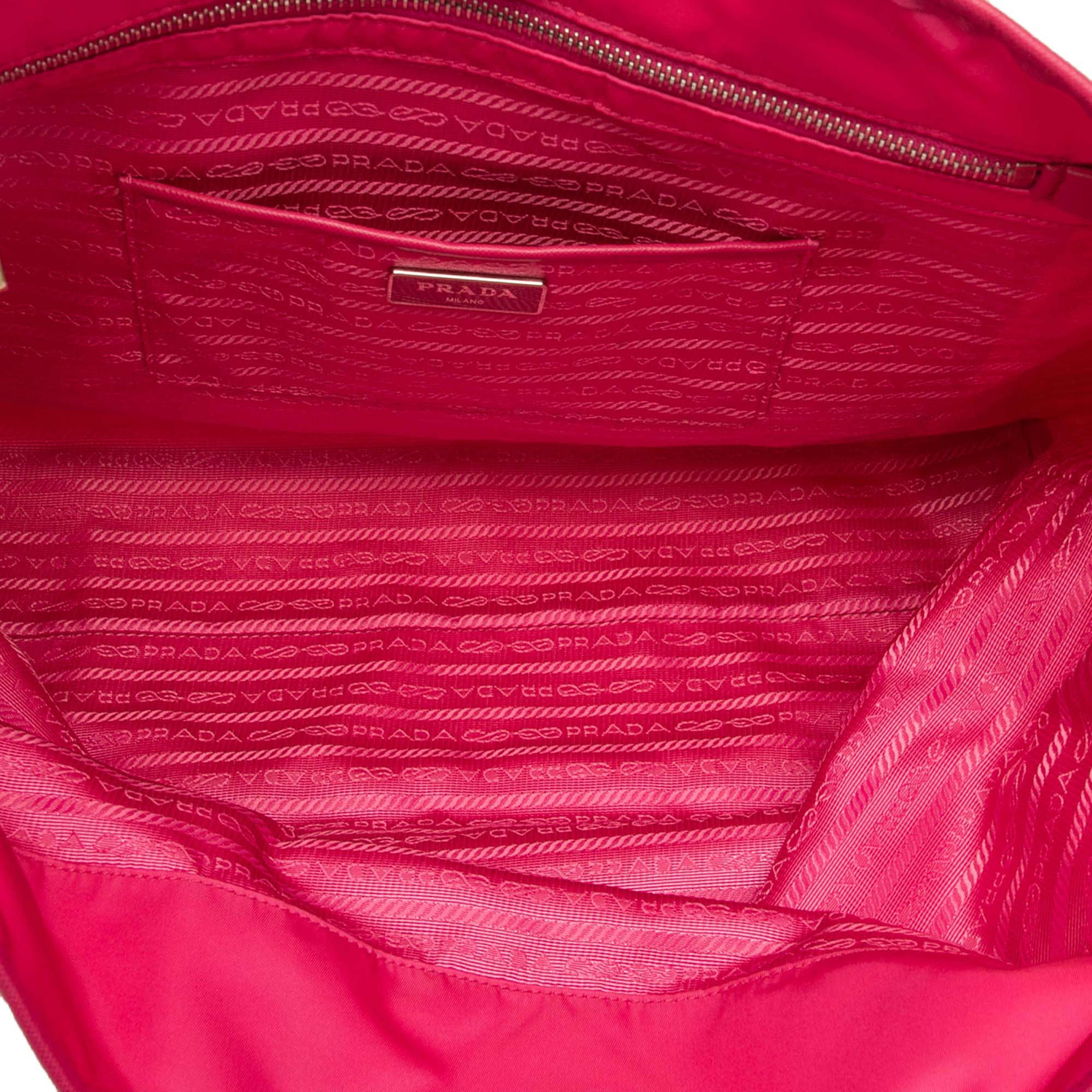 Prada Saffiano Trimmed Tessuto Open Convertible Tote, från Luxclusif, i färgen hot pink. Klicka för att öppna bilden i stort format