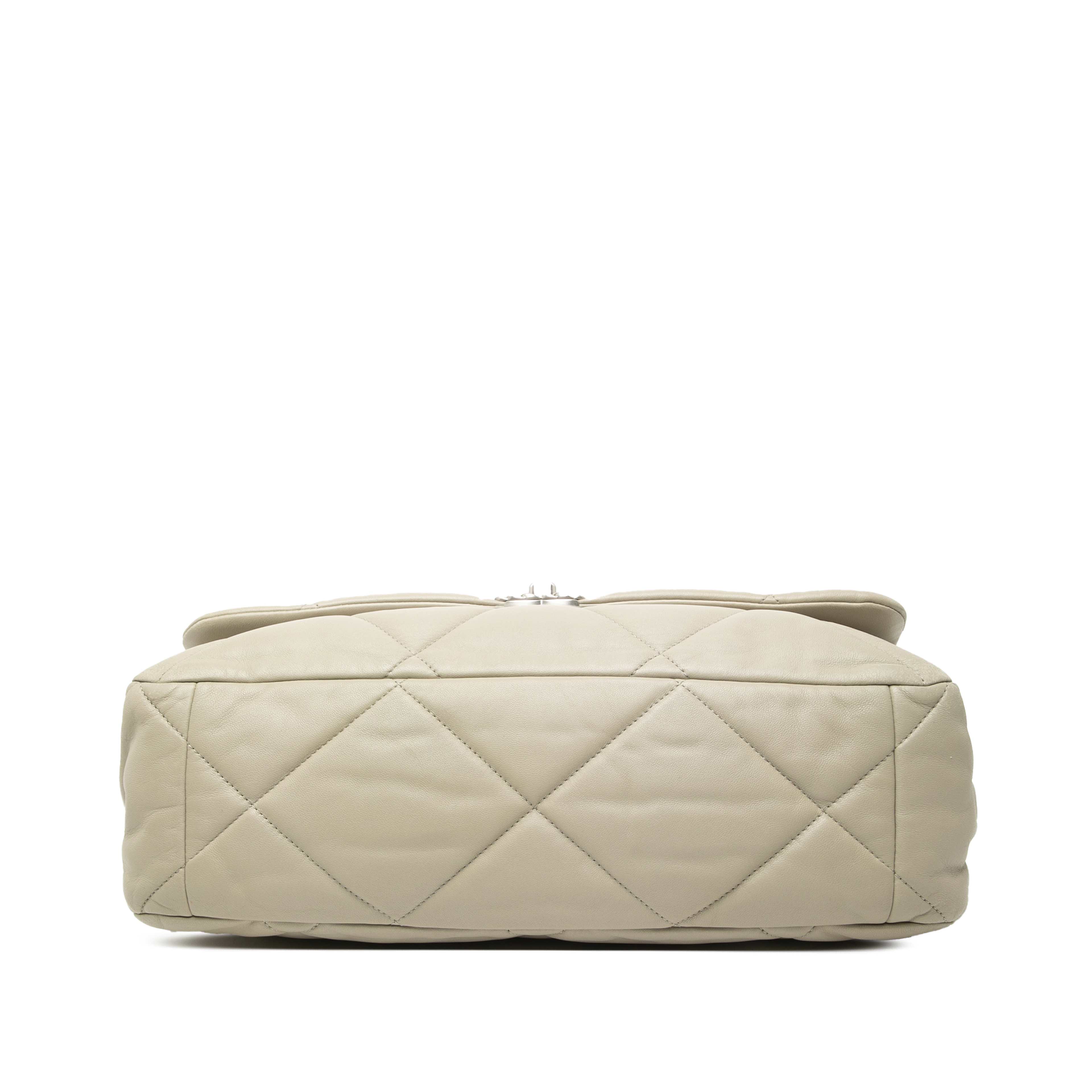 Chanel Maxi Lambskin 19 Flap, från Luxclusif, i färgen grå. Klicka för att öppna bilden i stort format