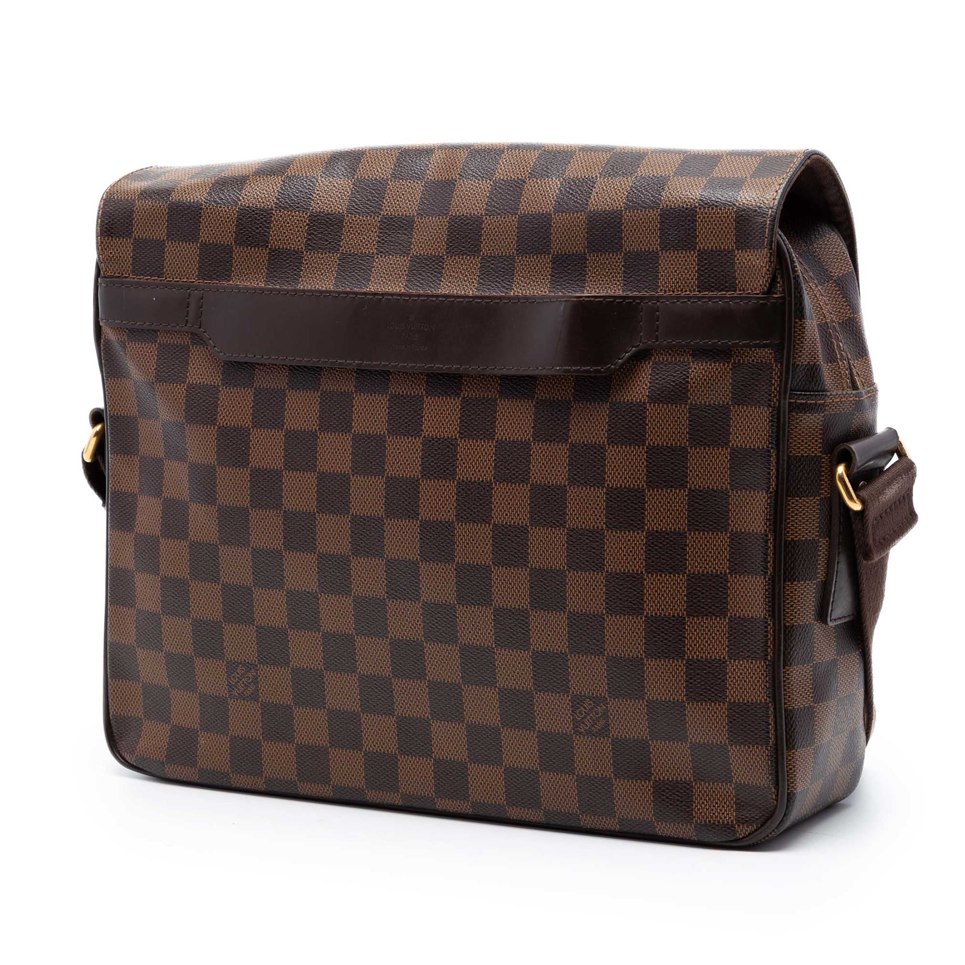 Louis Vuitton Damier Ebene Shelton Mm, från Luxclusif, i färgen brun. Klicka för att öppna bilden i stort format