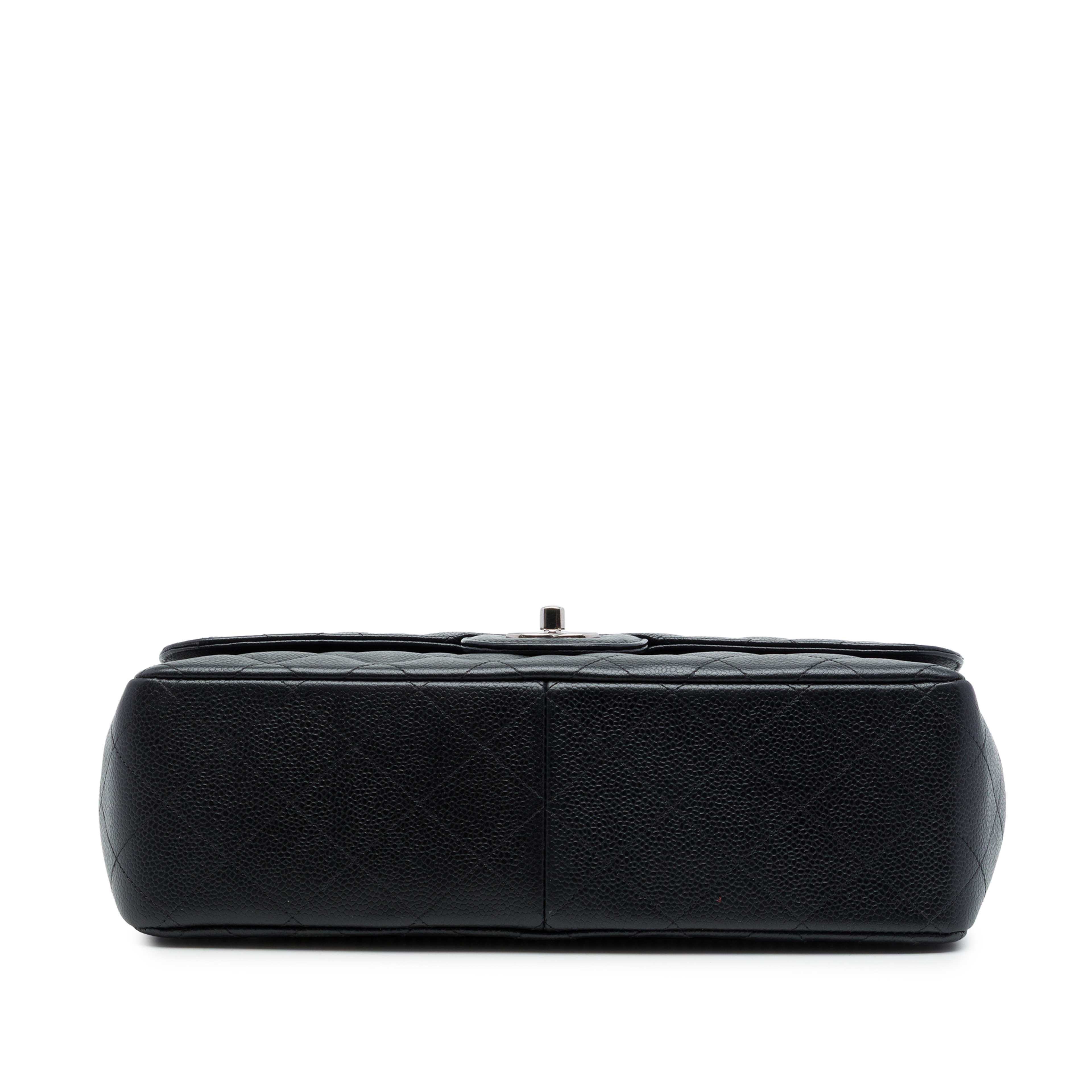 Chanel Jumbo Classic Caviar Double Flap, från Luxclusif, i färgen svart. Klicka för att öppna bilden i stort format