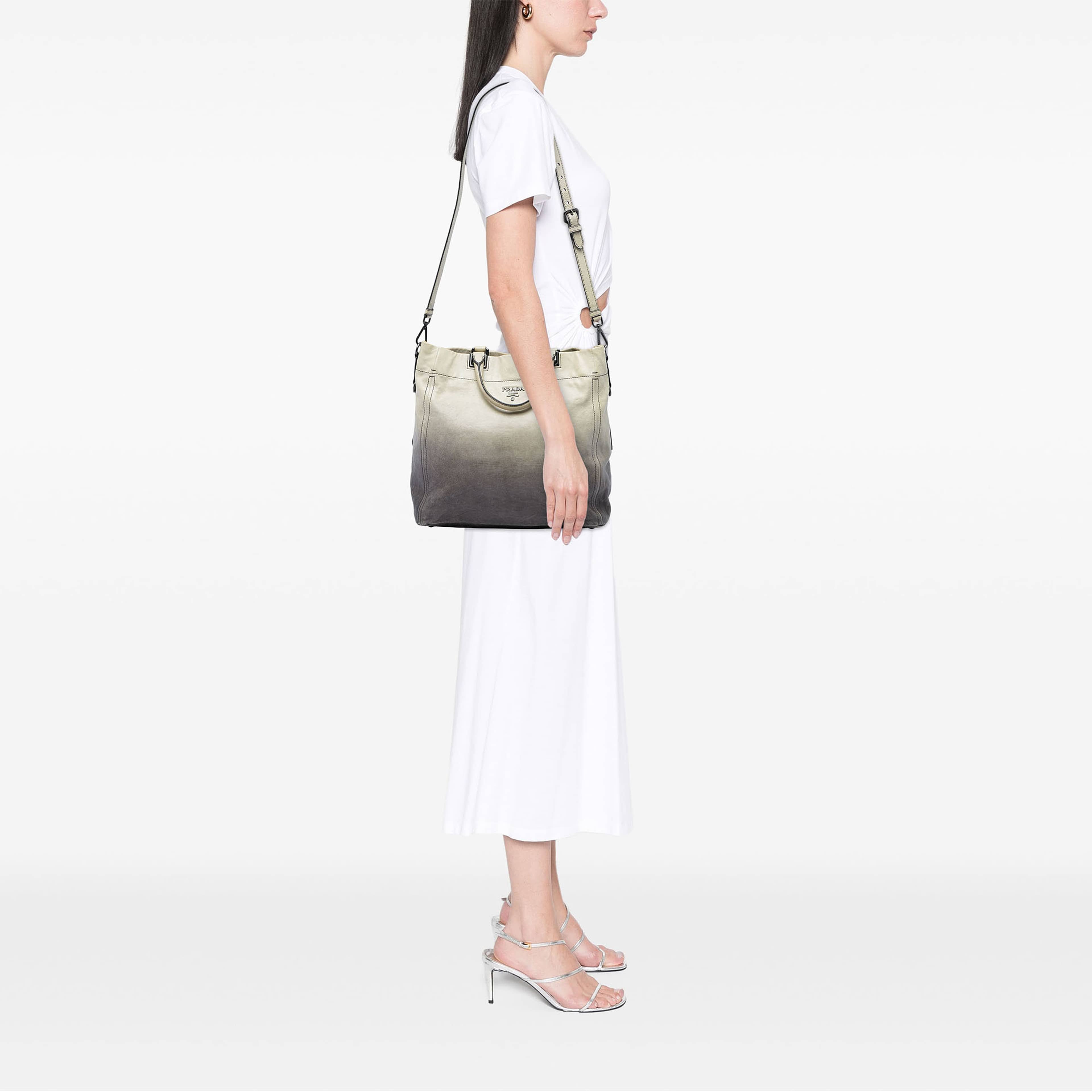 Prada Ombre Glace Calf Tote, från Luxclusif, i färgen grå. Klicka för att öppna bilden i stort format