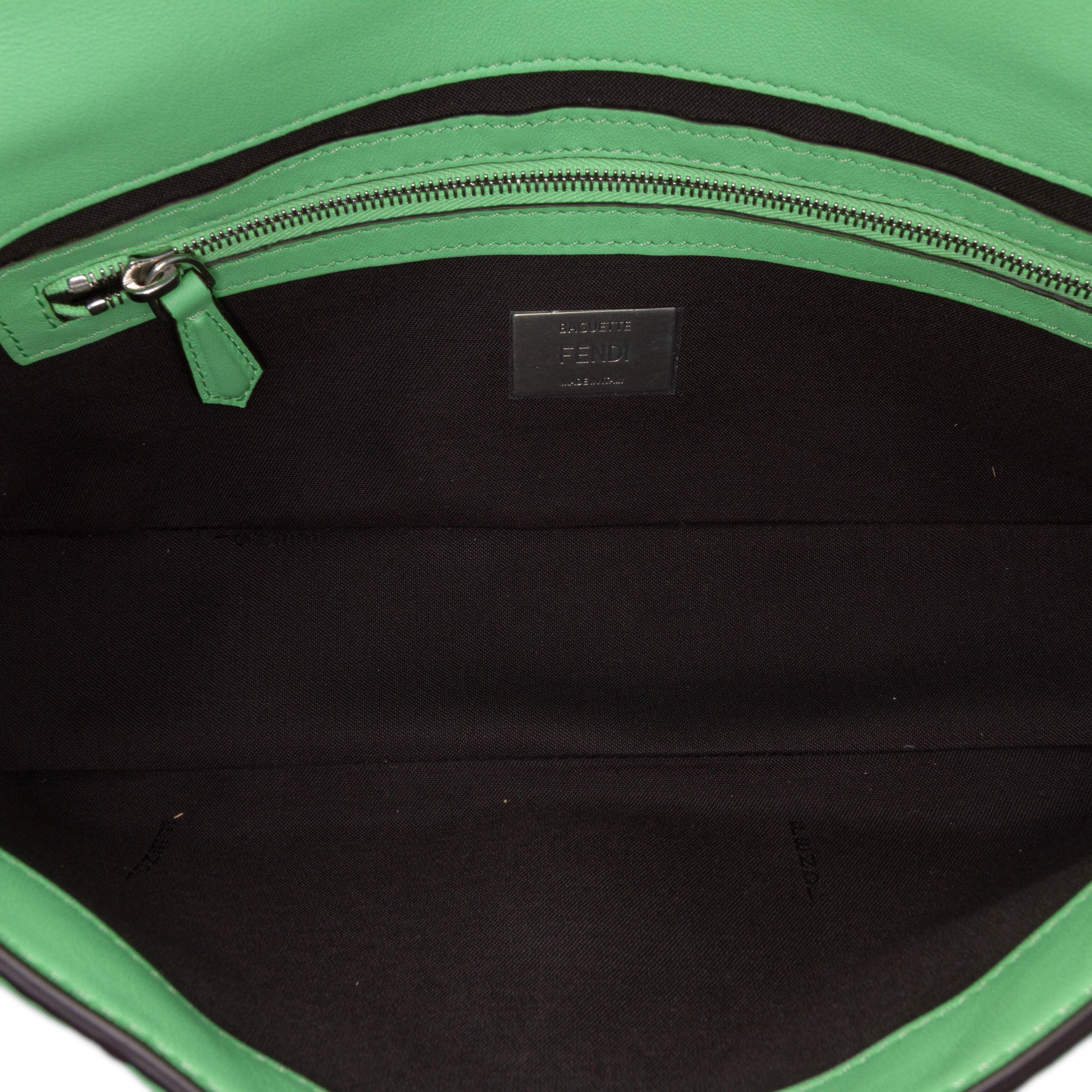 Fendi Zucca Embossed Stitched Leather Baguette Satchel, från Luxclusif, i färgen light green. Klicka för att öppna bilden i stort format