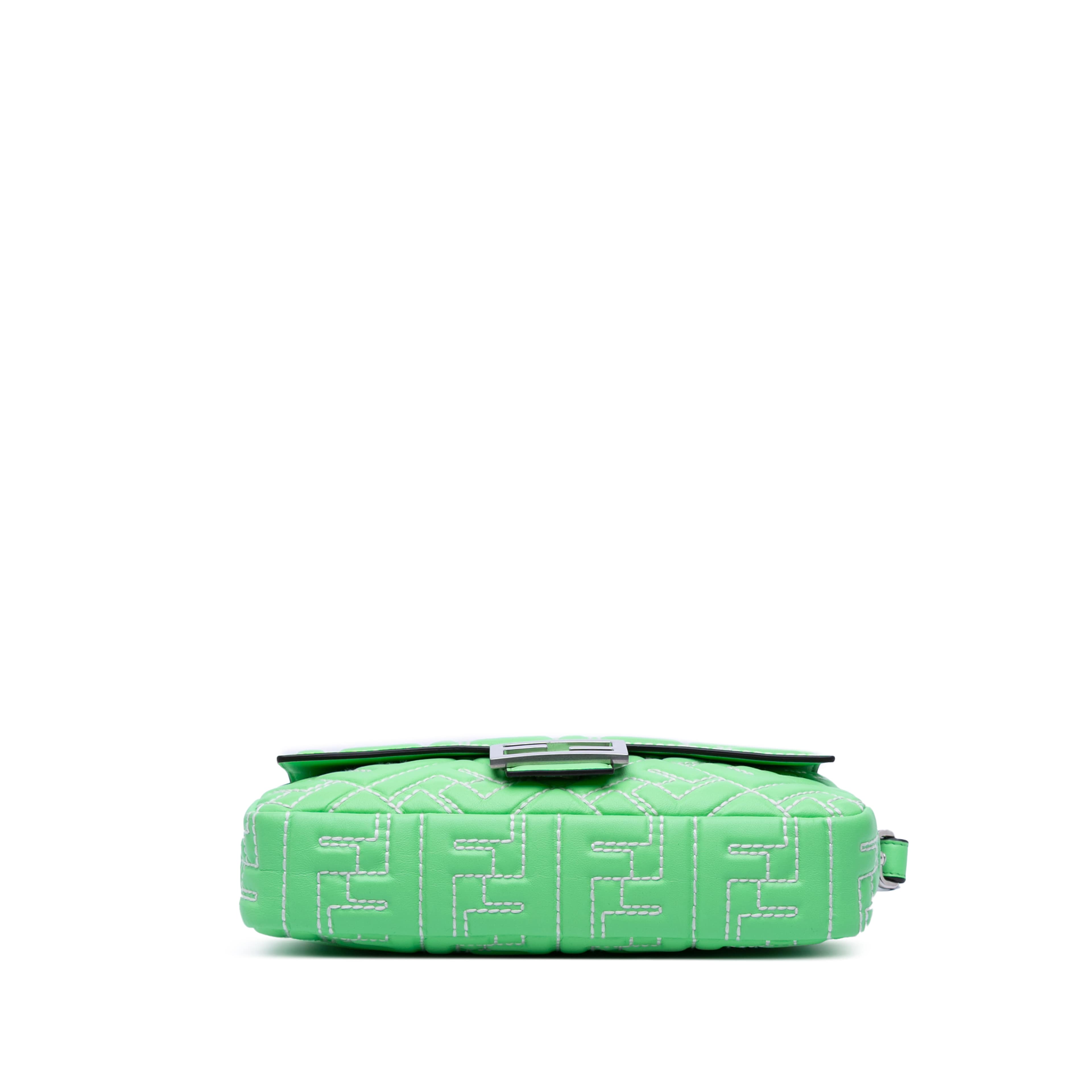 Fendi Zucca Embossed Stitched Leather Baguette Satchel, från Luxclusif, i färgen light green. Klicka för att öppna bilden i stort format