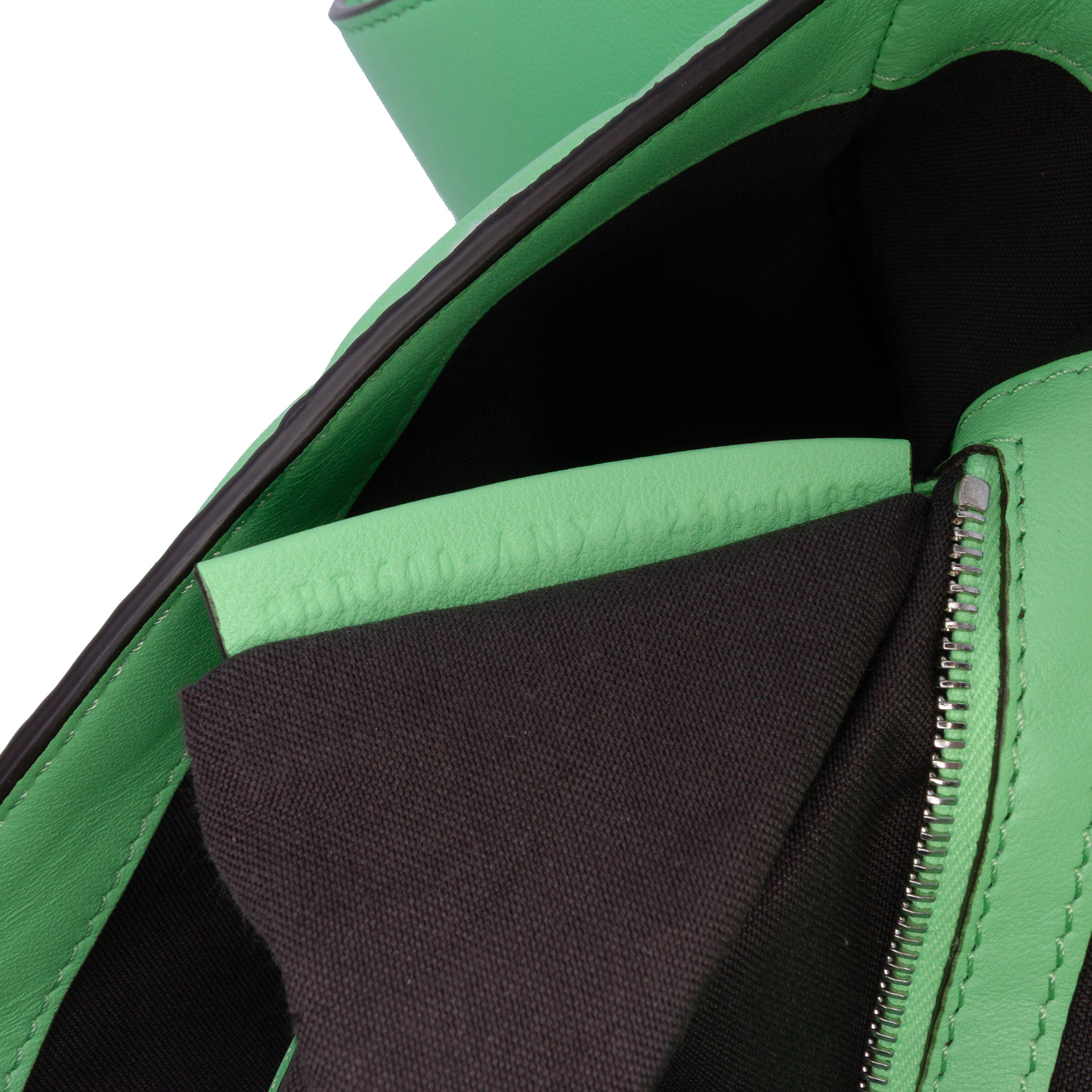 Fendi Zucca Embossed Stitched Leather Baguette Satchel, från Luxclusif, i färgen light green. Klicka för att öppna bilden i stort format