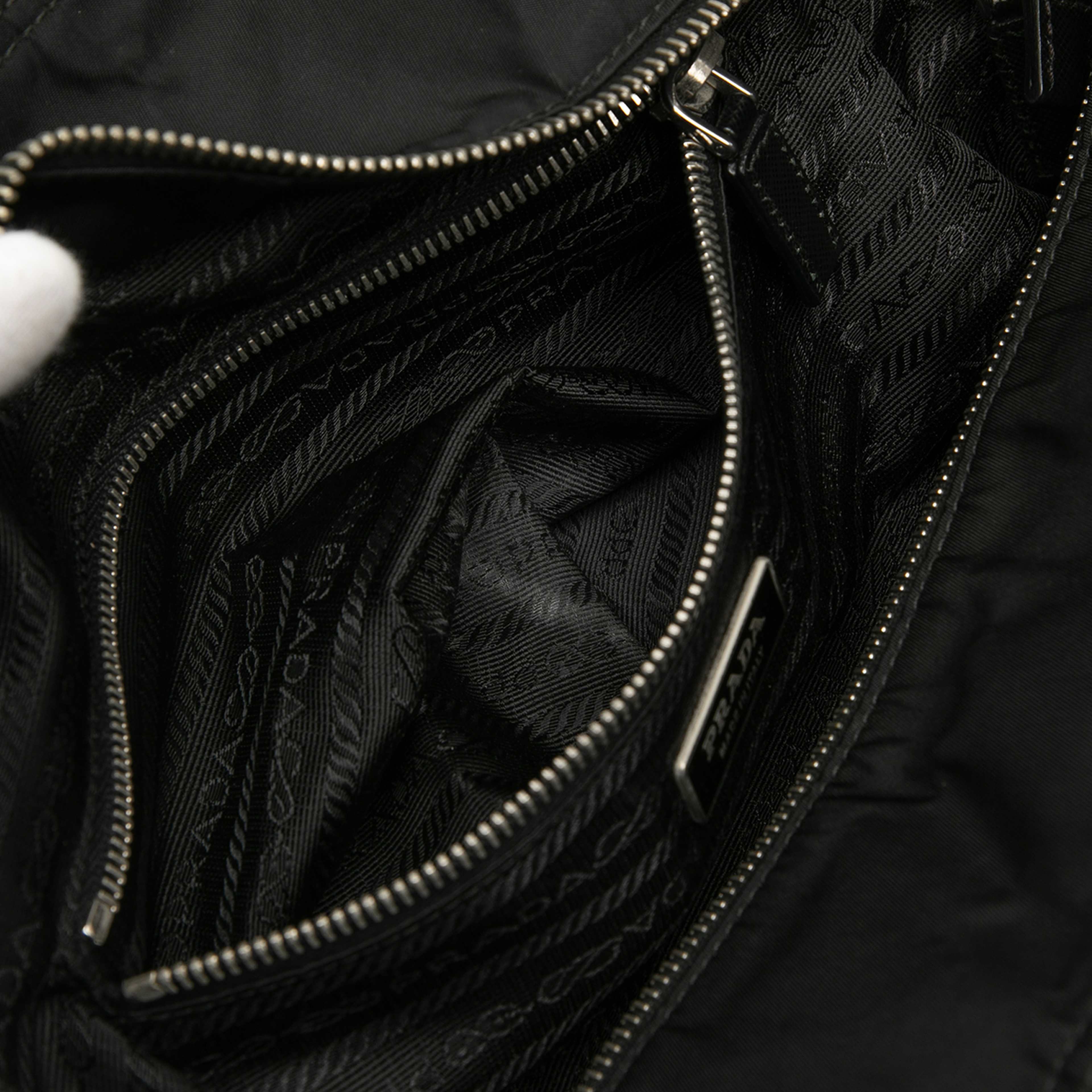 Prada Saffiano Trimmed Tessuto Tote, från Luxclusif, i färgen black. Klicka för att öppna bilden i stort format