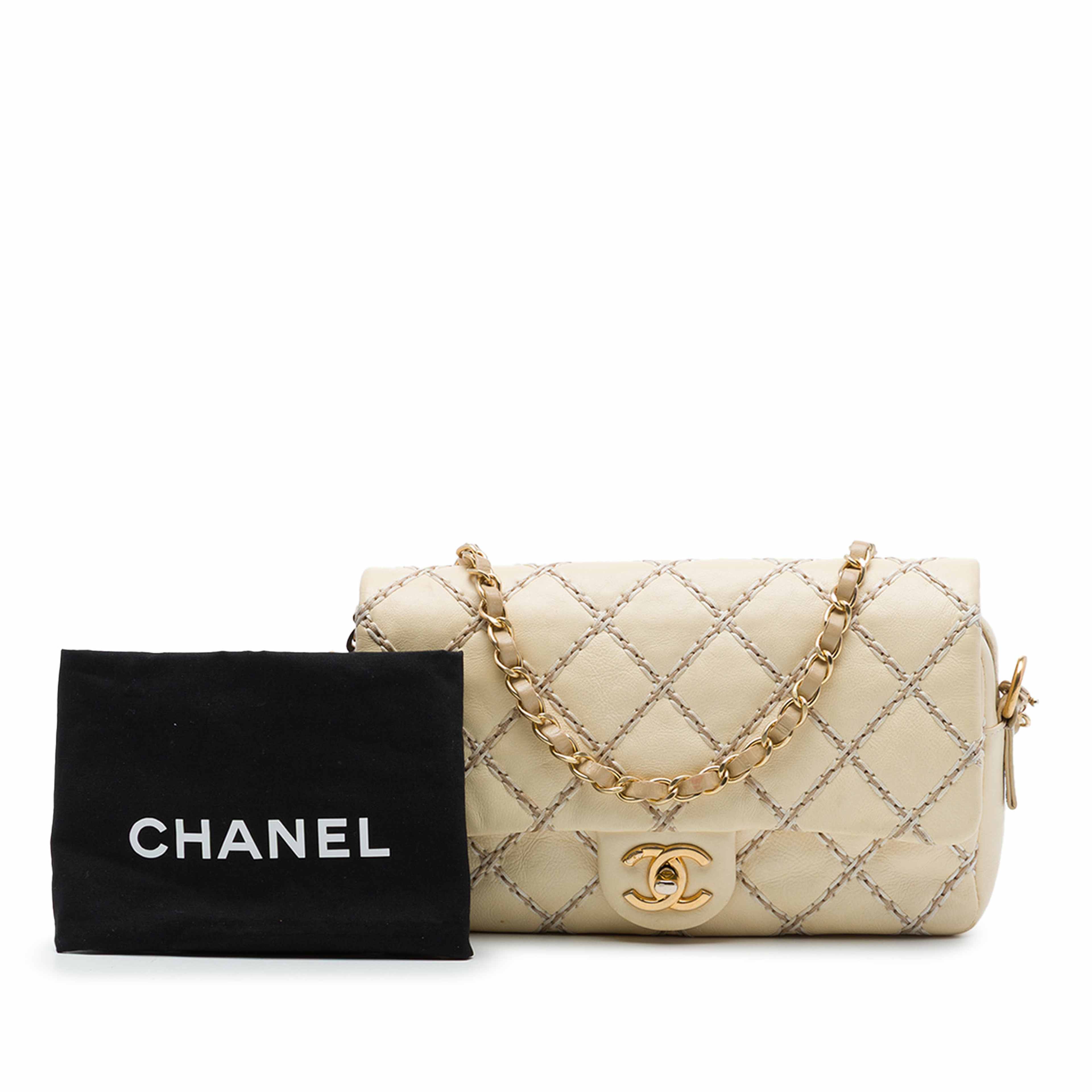 Chanel Cc Quilted Calfskin Wild Stitch Flap, från Luxclusif, i färgen beige. Klicka för att öppna bilden i stort format