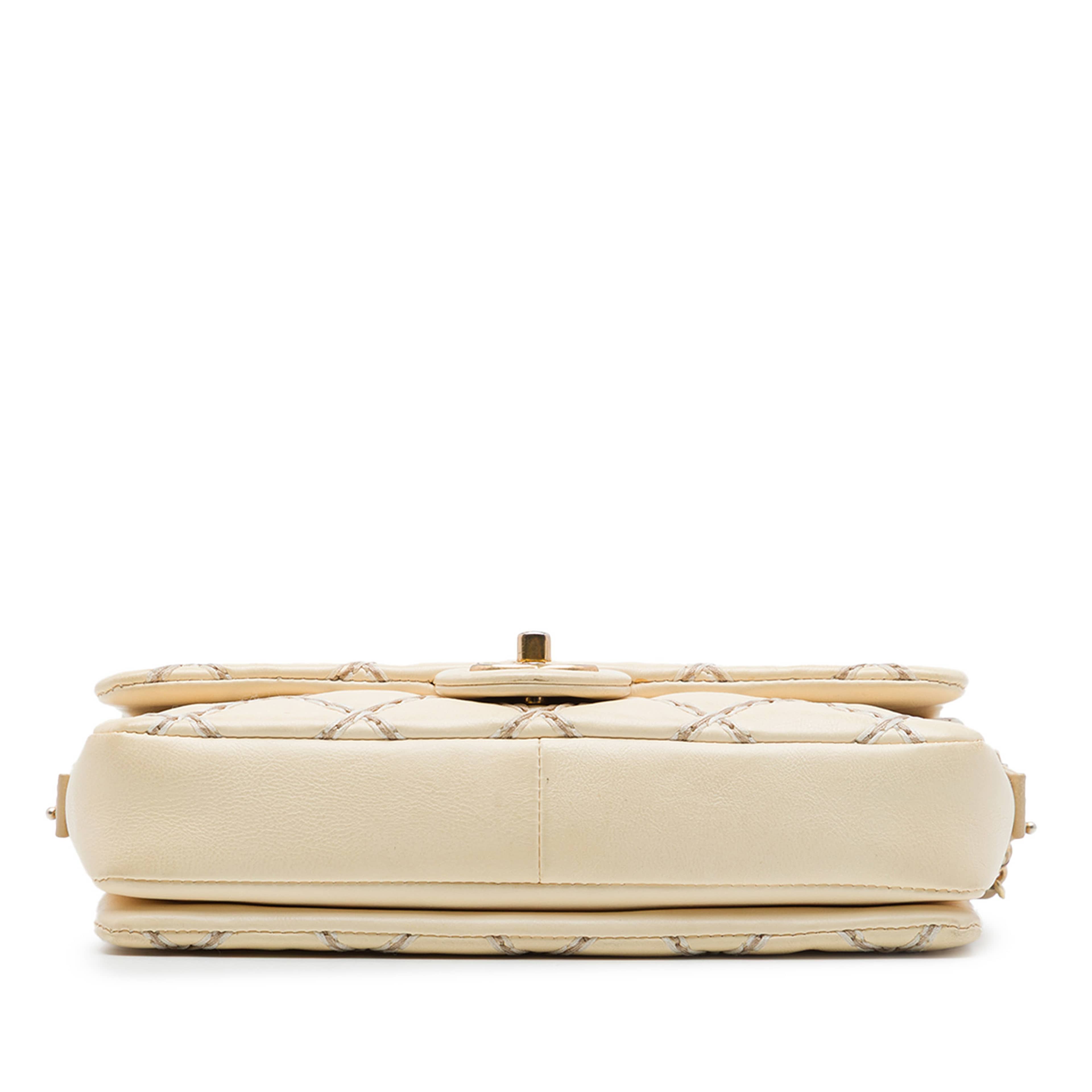 Chanel Cc Quilted Calfskin Wild Stitch Flap, från Luxclusif, i färgen beige. Klicka för att öppna bilden i stort format