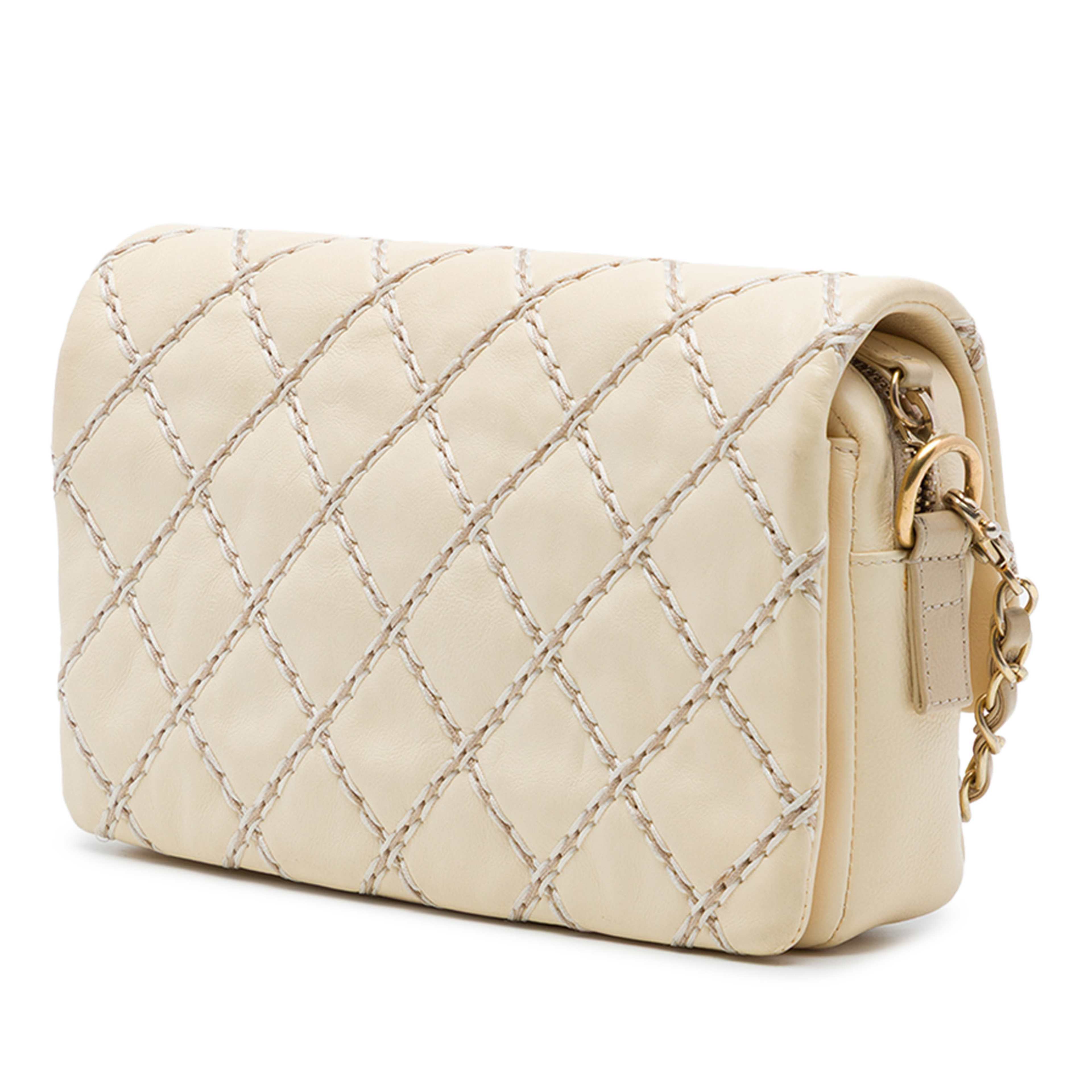 Chanel Cc Quilted Calfskin Wild Stitch Flap, från Luxclusif, i färgen beige. Klicka för att öppna bilden i stort format